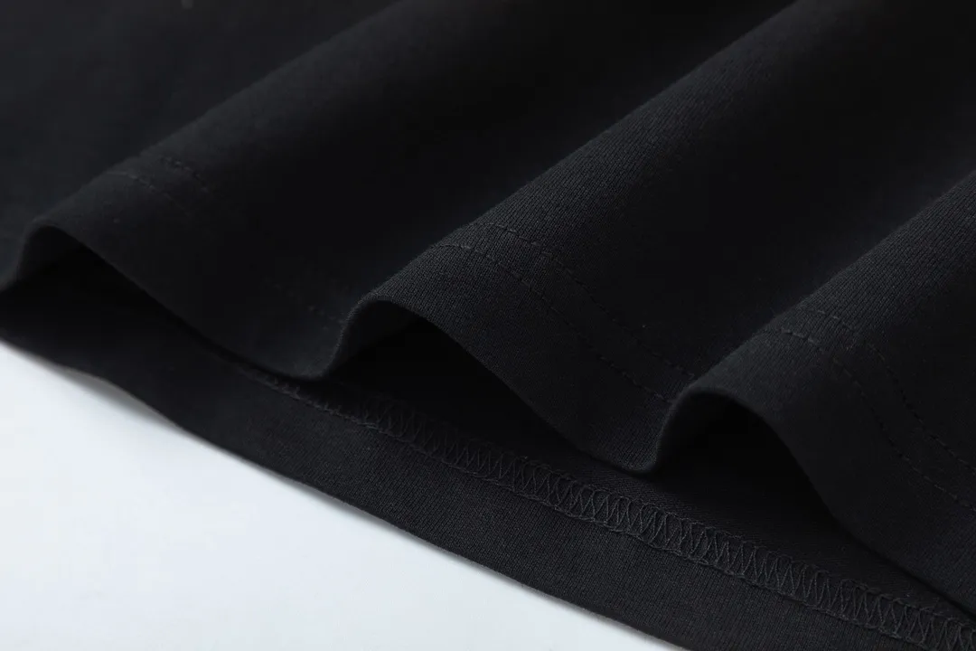 🅿️170 Dior Dior joint KAWS series 2025 new style snake-shaped letter logo Uniform short-sleeved T-shirt for men and women ·Customized 280g 100% double yarn pure cotton fabric ·Dyeing 32 count double-strand thread ·Kangli digital direct printing technology ·Collar label, hangtag, main mark and three labels complete Color: black Size: XS S M L