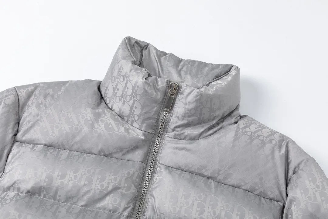 🅿️780 (with dust bag) Dior/Dior 23ss popular jacquard down jacket down jacket. It uses high-quality fabrics, always maintains a high-end and gorgeous design line, and has fine workmanship, symbolizing the highest spirit of French fashion culture. Counter version! The highest version on the market, GC quality is super good. Original hardware customization, jacquard craft fabric, goose down filling. Color: black/navy blue/grey Size: 44/46/48/50/52/54