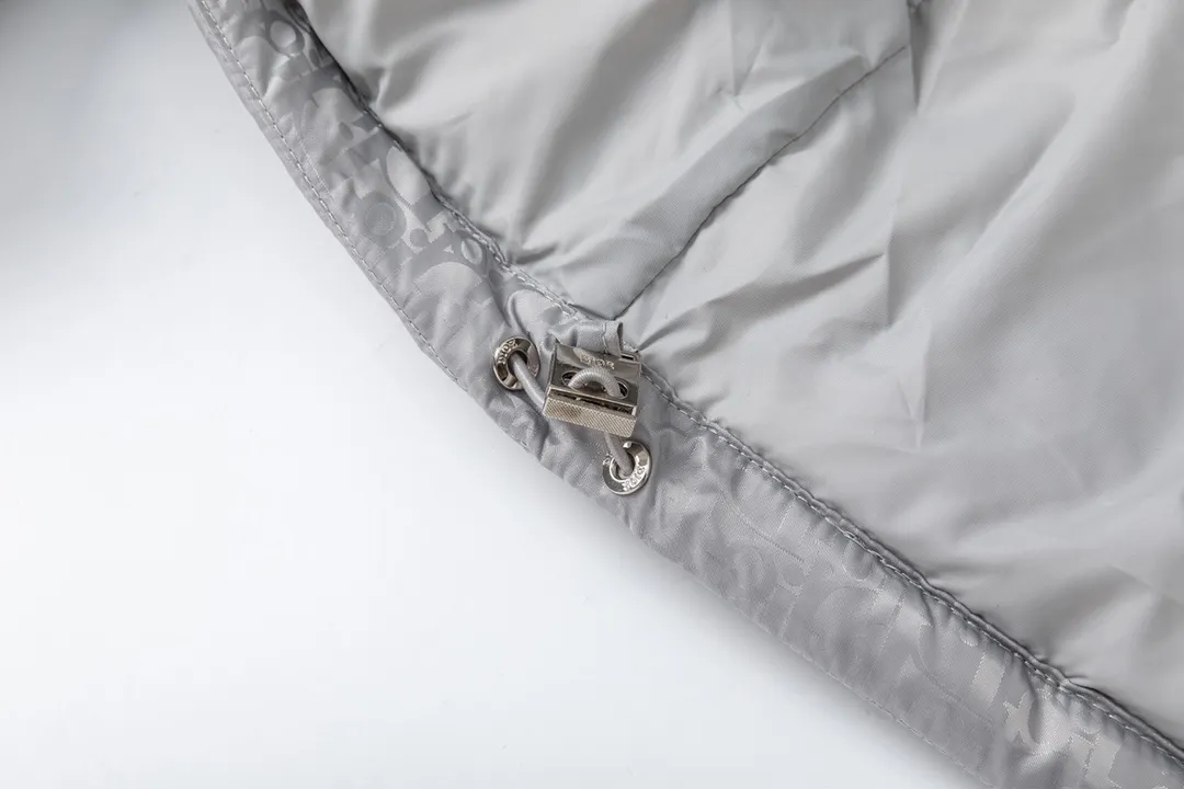 🅿️780 (with dust bag) Dior/Dior 23ss popular jacquard down jacket down jacket. It uses high-quality fabrics, always maintains a high-end and gorgeous design line, and has fine workmanship, symbolizing the highest spirit of French fashion culture. Counter version! The highest version on the market, GC quality is super good. Original hardware customization, jacquard craft fabric, goose down filling. Color: black/navy blue/grey Size: 44/46/48/50/52/54