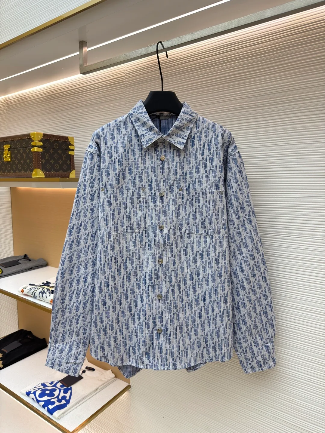 Dior full-print letter denim shirt ●Original version: purchased and developed by 10959 ●Item number: 1682511-A90 ●Material: denim fabric ●Technology: printing production ●Color: blue and white ●Version: Fitted version ●Weight: about 425 grams ●Size: S-M-L-XL ●Description: DIOR Dior 2024 full-print letter denim shirt‼ ️The whole piece of clothing was purchased and disassembled for 14,500 ZP. It is made of custom-made blue and white cotton denim fabrics, and is decorated with white Oblique Kasuri printing design throughout. The shape is very positive, and the placket is molded with custom-made aluminum alloy letter logo buttons. The whole piece of clothing is imported and manufactured from Japan. It is truly a 1:1 copy. Close your eyes and enter. The overall wiring is straight and delicate, the fabric is comfortable and soft, and the color is consistent without color difference. It can be matched with the same style to create a fashionable look and control various occasions. Customized accessories, complete with three standards, same style for men and women!