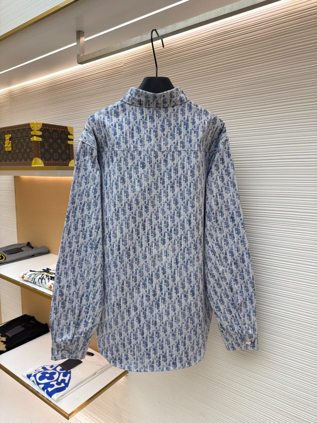 Dior full-print letter denim shirt ●Original version: purchased and developed by 10959 ●Item number: 1682511-A90 ●Material: denim fabric ●Technology: printing production ●Color: blue and white ●Version: Fitted version ●Weight: about 425 grams ●Size: S-M-L-XL ●Description: DIOR Dior 2024 full-print letter denim shirt‼ ️The whole piece of clothing was purchased and disassembled for 14,500 ZP. It is made of custom-made blue and white cotton denim fabrics, and is decorated with white Oblique Kasuri printing design throughout. The shape is very positive, and the placket is molded with custom-made aluminum alloy letter logo buttons. The whole piece of clothing is imported and manufactured from Japan. It is truly a 1:1 copy. Close your eyes and enter. The overall wiring is straight and delicate, the fabric is comfortable and soft, and the color is consistent without color difference. It can be matched with the same style to create a fashionable look and control various occasions. Customized accessories, complete with three standards, same style for men and women!