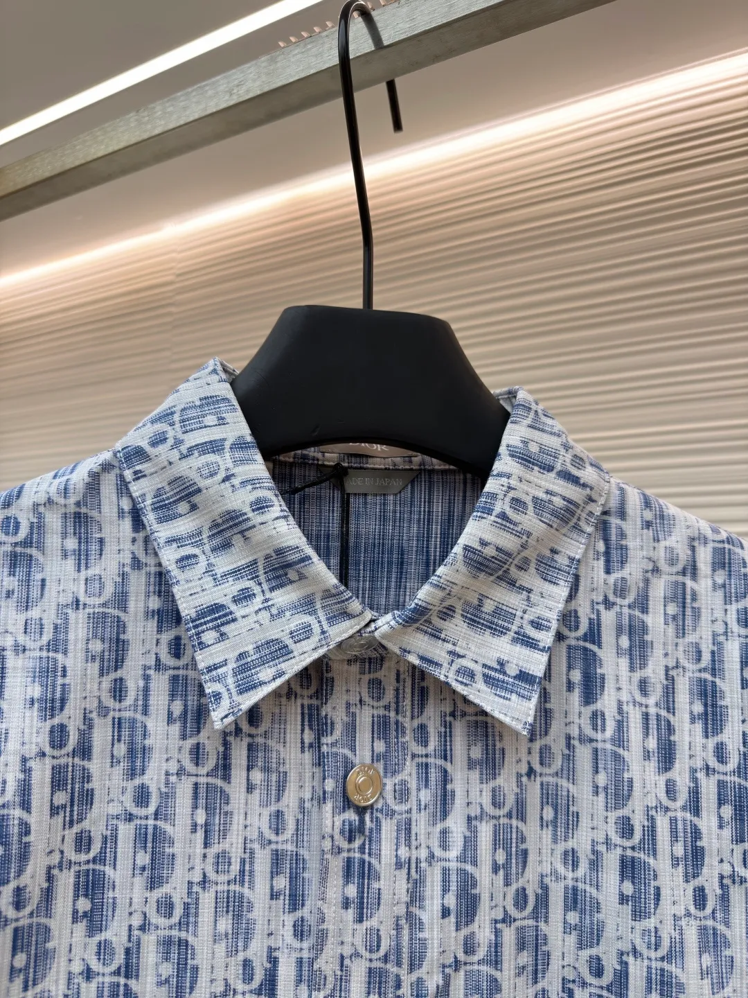 Dior full-print letter denim shirt ●Original version: purchased and developed by 10959 ●Item number: 1682511-A90 ●Material: denim fabric ●Technology: printing production ●Color: blue and white ●Version: Fitted version ●Weight: about 425 grams ●Size: S-M-L-XL ●Description: DIOR Dior 2024 full-print letter denim shirt‼ ️The whole piece of clothing was purchased and disassembled for 14,500 ZP. It is made of custom-made blue and white cotton denim fabrics, and is decorated with white Oblique Kasuri printing design throughout. The shape is very positive, and the placket is molded with custom-made aluminum alloy letter logo buttons. The whole piece of clothing is imported and manufactured from Japan. It is truly a 1:1 copy. Close your eyes and enter. The overall wiring is straight and delicate, the fabric is comfortable and soft, and the color is consistent without color difference. It can be matched with the same style to create a fashionable look and control various occasions. Customized accessories, complete with three standards, same style for men and women!