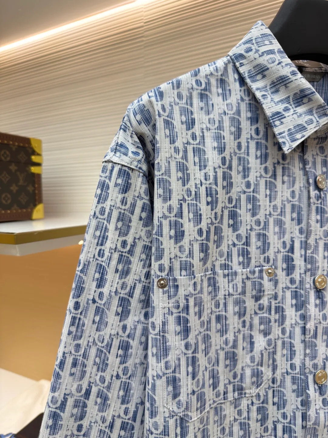 Dior full-print letter denim shirt ●Original version: purchased and developed by 10959 ●Item number: 1682511-A90 ●Material: denim fabric ●Technology: printing production ●Color: blue and white ●Version: Fitted version ●Weight: about 425 grams ●Size: S-M-L-XL ●Description: DIOR Dior 2024 full-print letter denim shirt‼ ️The whole piece of clothing was purchased and disassembled for 14,500 ZP. It is made of custom-made blue and white cotton denim fabrics, and is decorated with white Oblique Kasuri printing design throughout. The shape is very positive, and the placket is molded with custom-made aluminum alloy letter logo buttons. The whole piece of clothing is imported and manufactured from Japan. It is truly a 1:1 copy. Close your eyes and enter. The overall wiring is straight and delicate, the fabric is comfortable and soft, and the color is consistent without color difference. It can be matched with the same style to create a fashionable look and control various occasions. Customized accessories, complete with three standards, same style for men and women!