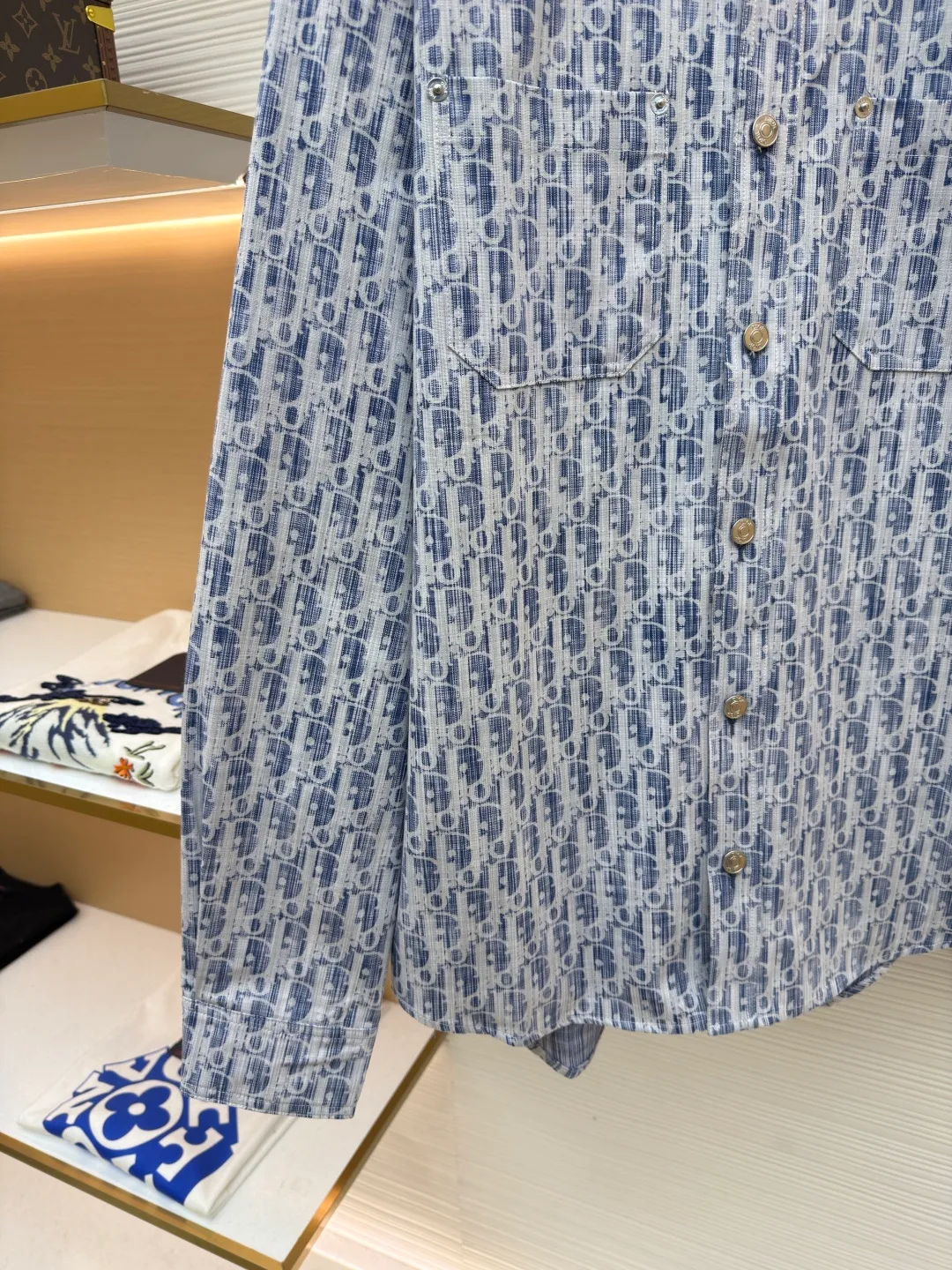 Dior full-print letter denim shirt ●Original version: purchased and developed by 10959 ●Item number: 1682511-A90 ●Material: denim fabric ●Technology: printing production ●Color: blue and white ●Version: Fitted version ●Weight: about 425 grams ●Size: S-M-L-XL ●Description: DIOR Dior 2024 full-print letter denim shirt‼ ️The whole piece of clothing was purchased and disassembled for 14,500 ZP. It is made of custom-made blue and white cotton denim fabrics, and is decorated with white Oblique Kasuri printing design throughout. The shape is very positive, and the placket is molded with custom-made aluminum alloy letter logo buttons. The whole piece of clothing is imported and manufactured from Japan. It is truly a 1:1 copy. Close your eyes and enter. The overall wiring is straight and delicate, the fabric is comfortable and soft, and the color is consistent without color difference. It can be matched with the same style to create a fashionable look and control various occasions. Customized accessories, complete with three standards, same style for men and women!