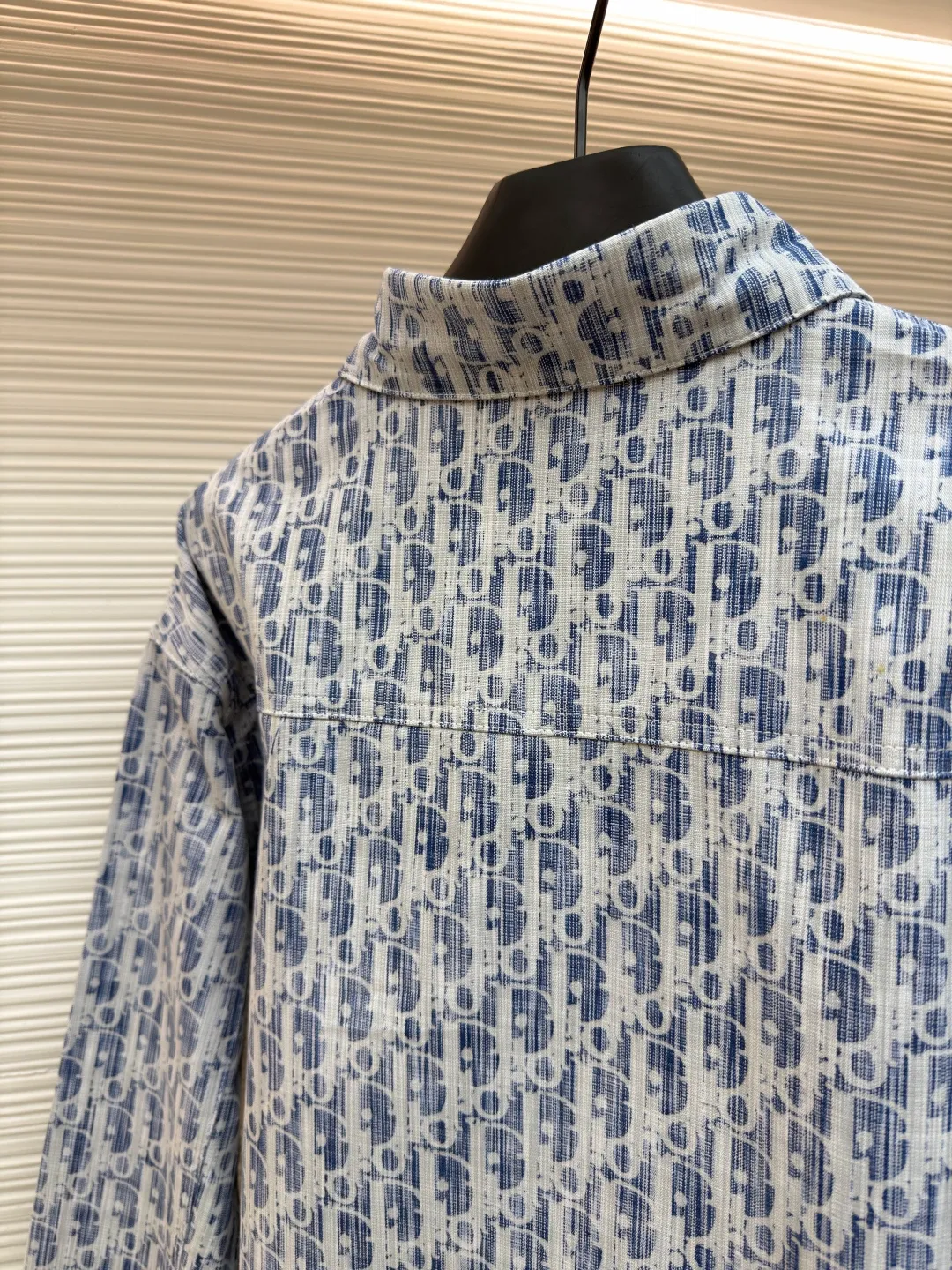 Dior full-print letter denim shirt ●Original version: purchased and developed by 10959 ●Item number: 1682511-A90 ●Material: denim fabric ●Technology: printing production ●Color: blue and white ●Version: Fitted version ●Weight: about 425 grams ●Size: S-M-L-XL ●Description: DIOR Dior 2024 full-print letter denim shirt‼ ️The whole piece of clothing was purchased and disassembled for 14,500 ZP. It is made of custom-made blue and white cotton denim fabrics, and is decorated with white Oblique Kasuri printing design throughout. The shape is very positive, and the placket is molded with custom-made aluminum alloy letter logo buttons. The whole piece of clothing is imported and manufactured from Japan. It is truly a 1:1 copy. Close your eyes and enter. The overall wiring is straight and delicate, the fabric is comfortable and soft, and the color is consistent without color difference. It can be matched with the same style to create a fashionable look and control various occasions. Customized accessories, complete with three standards, same style for men and women!