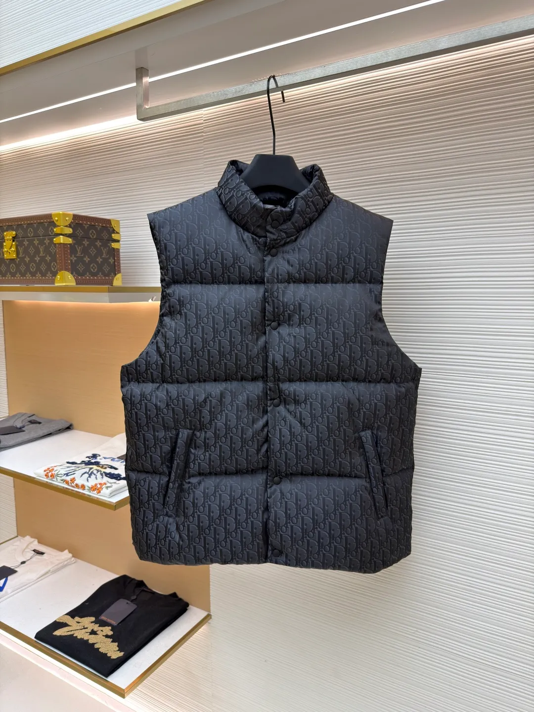 Dior 25ss jacquard all-over printed down vest ●Original version: purchased and developed by 16504 ●Item number: 1681648-B90 ●Fabric: white duck down fabric ●Technology: jacquard production ●Color: black ●Version: fitted version ●Weight: about 545 grams ●Size: 46-48-50-52 ●Description: The fabric adopts scientific jacquard technology: laser jacquard technology is applied to the fabric to make the whole piece of clothing uneven and more three-dimensional. This technology not only improves the visual effect of the fabric, but also enhances its durability and comfort. Custom-woven high-density satin nylon material, combined with dark jacquard weaving, makes the down vest extremely waterproof, anti-fouling, and dust-proof. This ensures that the vest will look and perform well in inclement weather. Oblique printing is applied to fabrics through precise printing technology and blends perfectly with the fabrics, presenting a low-key and luxurious visual effect. High-quality 90% white duck down is used as the filling, and it has been strictly processed and screened to ensure the fluffiness and warmth of the down. Evenly fill the down into the inner bladder of the vest and fix it by sewing and taping. Detailed processing is done on the collar, cuffs, hem and other parts of the vest to improve the practicality and beauty of the vest. At the same time, the vests are ironed and inspected to ensure that the product quality meets the standards. The overall wiring is straight and delicate, the fabric is comfortable and soft, and the color is consistent without color difference. It can be matched with the same style to create a fashionable look and control various occasions. Customized accessories, complete with three standards, same style for men and women!