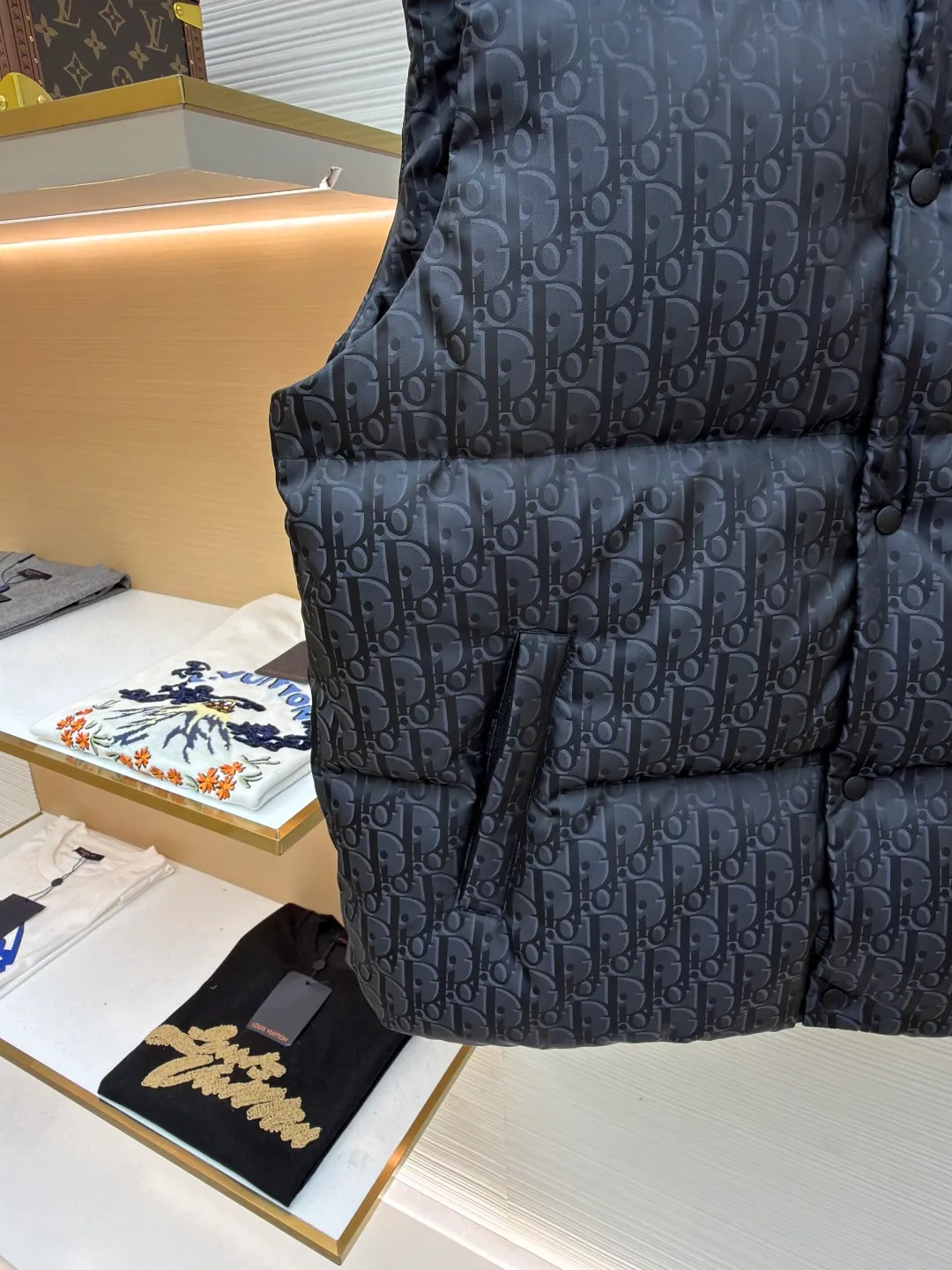 Dior 25ss jacquard all-over printed down vest ●Original version: purchased and developed by 16504 ●Item number: 1681648-B90 ●Fabric: white duck down fabric ●Technology: jacquard production ●Color: black ●Version: fitted version ●Weight: about 545 grams ●Size: 46-48-50-52 ●Description: The fabric adopts scientific jacquard technology: laser jacquard technology is applied to the fabric to make the whole piece of clothing uneven and more three-dimensional. This technology not only improves the visual effect of the fabric, but also enhances its durability and comfort. Custom-woven high-density satin nylon material, combined with dark jacquard weaving, makes the down vest extremely waterproof, anti-fouling, and dust-proof. This ensures that the vest will look and perform well in inclement weather. Oblique printing is applied to fabrics through precise printing technology and blends perfectly with the fabrics, presenting a low-key and luxurious visual effect. High-quality 90% white duck down is used as the filling, and it has been strictly processed and screened to ensure the fluffiness and warmth of the down. Evenly fill the down into the inner bladder of the vest and fix it by sewing and taping. Detailed processing is done on the collar, cuffs, hem and other parts of the vest to improve the practicality and beauty of the vest. At the same time, the vests are ironed and inspected to ensure that the product quality meets the standards. The overall wiring is straight and delicate, the fabric is comfortable and soft, and the color is consistent without color difference. It can be matched with the same style to create a fashionable look and control various occasions. Customized accessories, complete with three standards, same style for men and women!