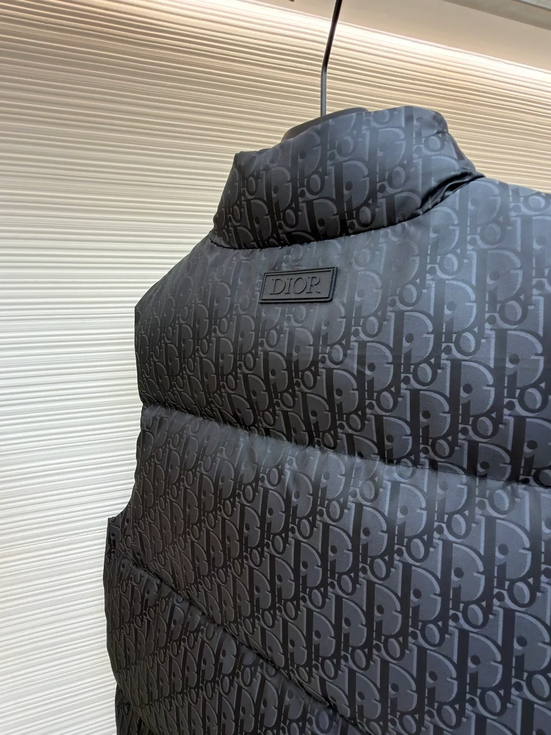 Dior 25ss jacquard all-over printed down vest ●Original version: purchased and developed by 16504 ●Item number: 1681648-B90 ●Fabric: white duck down fabric ●Technology: jacquard production ●Color: black ●Version: fitted version ●Weight: about 545 grams ●Size: 46-48-50-52 ●Description: The fabric adopts scientific jacquard technology: laser jacquard technology is applied to the fabric to make the whole piece of clothing uneven and more three-dimensional. This technology not only improves the visual effect of the fabric, but also enhances its durability and comfort. Custom-woven high-density satin nylon material, combined with dark jacquard weaving, makes the down vest extremely waterproof, anti-fouling, and dust-proof. This ensures that the vest will look and perform well in inclement weather. Oblique printing is applied to fabrics through precise printing technology and blends perfectly with the fabrics, presenting a low-key and luxurious visual effect. High-quality 90% white duck down is used as the filling, and it has been strictly processed and screened to ensure the fluffiness and warmth of the down. Evenly fill the down into the inner bladder of the vest and fix it by sewing and taping. Detailed processing is done on the collar, cuffs, hem and other parts of the vest to improve the practicality and beauty of the vest. At the same time, the vests are ironed and inspected to ensure that the product quality meets the standards. The overall wiring is straight and delicate, the fabric is comfortable and soft, and the color is consistent without color difference. It can be matched with the same style to create a fashionable look and control various occasions. Customized accessories, complete with three standards, same style for men and women!