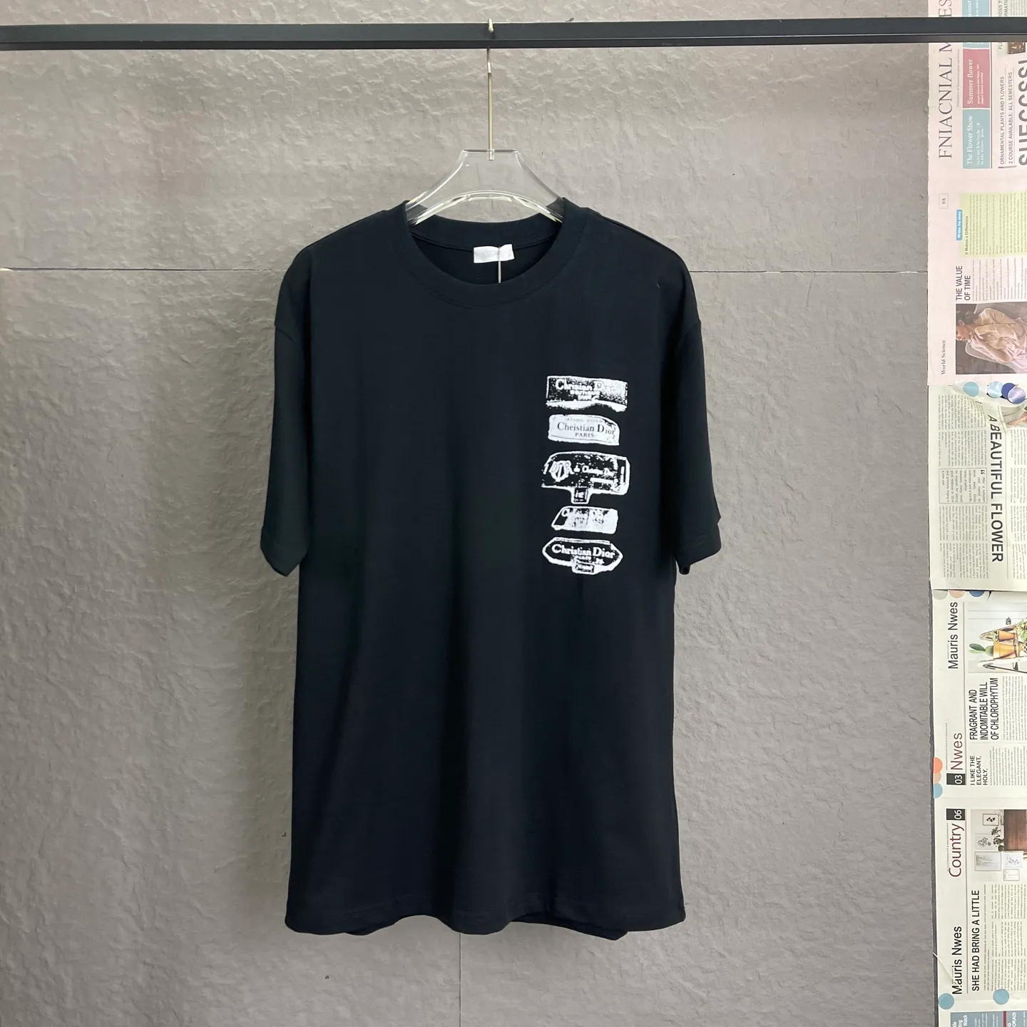 🅿️170 /A22 DIOR Dior Fabric upgrade 300 high gram weight Discharge printing process Exclusive new original order Same style for men and women Casual loose fit short sleeves High-end customization High version Fashionable and versatile imported fabrics Super soft and delicate feel Skin-friendly and comfortable to wear High-end boutique High-temperature washing process to ensure no deformation or shrinkage, summer wear, a comfortable and beautiful value! A must-have item for beauty and aging! The surface is ultra-fine and smooth, uniform, delicate and soft. It is comfortable to wear and can easily create a cool summer feel. It is easy to handle on the upper body and becomes the focus of the street in minutes. Size: S-XL Color: black and white