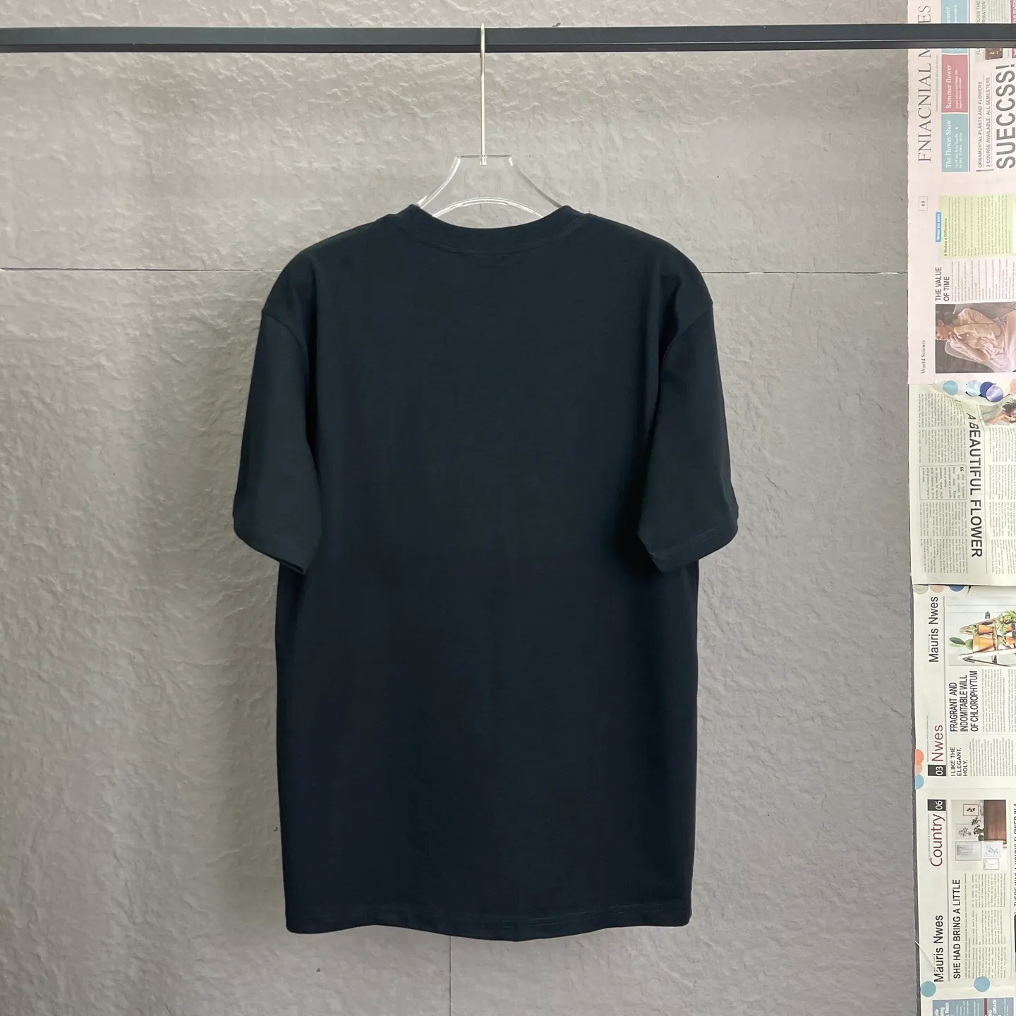 🅿️170 /A22 DIOR Dior Fabric upgrade 300 high gram weight Discharge printing process Exclusive new original order Same style for men and women Casual loose fit short sleeves High-end customization High version Fashionable and versatile imported fabrics Super soft and delicate feel Skin-friendly and comfortable to wear High-end boutique High-temperature washing process to ensure no deformation or shrinkage, summer wear, a comfortable and beautiful value! A must-have item for beauty and aging! The surface is ultra-fine and smooth, uniform, delicate and soft. It is comfortable to wear and can easily create a cool summer feel. It is easy to handle on the upper body and becomes the focus of the street in minutes. Size: S-XL Color: black and white