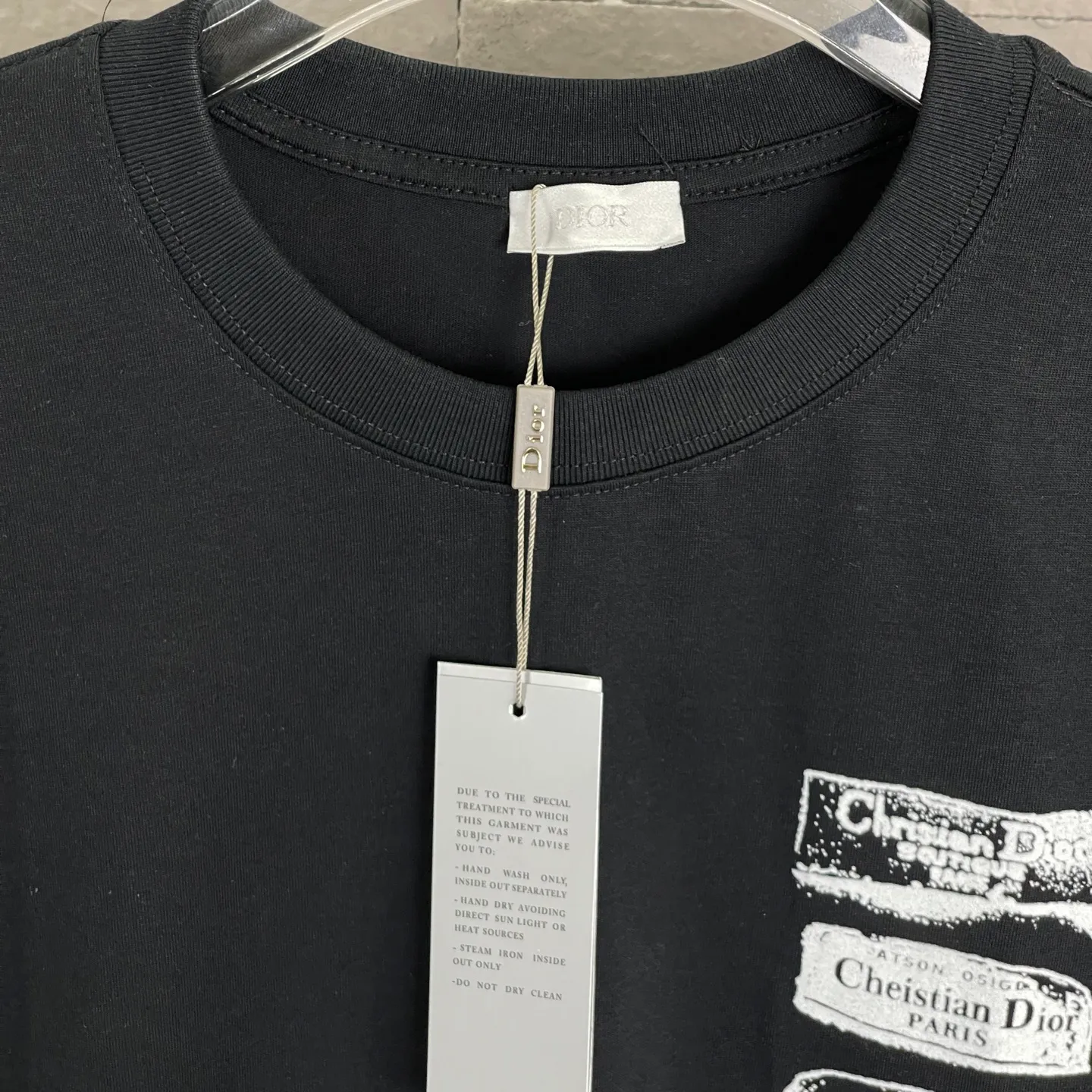 🅿️170 /A22 DIOR Dior Fabric upgrade 300 high gram weight Discharge printing process Exclusive new original order Same style for men and women Casual loose fit short sleeves High-end customization High version Fashionable and versatile imported fabrics Super soft and delicate feel Skin-friendly and comfortable to wear High-end boutique High-temperature washing process to ensure no deformation or shrinkage, summer wear, a comfortable and beautiful value! A must-have item for beauty and aging! The surface is ultra-fine and smooth, uniform, delicate and soft. It is comfortable to wear and can easily create a cool summer feel. It is easy to handle on the upper body and becomes the focus of the street in minutes. Size: S-XL Color: black and white