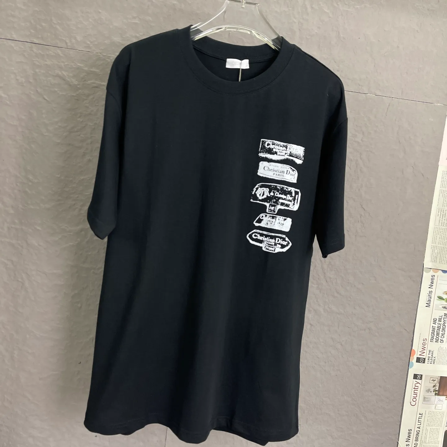 🅿️170 /A22 DIOR Dior Fabric upgrade 300 high gram weight Discharge printing process Exclusive new original order Same style for men and women Casual loose fit short sleeves High-end customization High version Fashionable and versatile imported fabrics Super soft and delicate feel Skin-friendly and comfortable to wear High-end boutique High-temperature washing process to ensure no deformation or shrinkage, summer wear, a comfortable and beautiful value! A must-have item for beauty and aging! The surface is ultra-fine and smooth, uniform, delicate and soft. It is comfortable to wear and can easily create a cool summer feel. It is easy to handle on the upper body and becomes the focus of the street in minutes. Size: S-XL Color: black and white