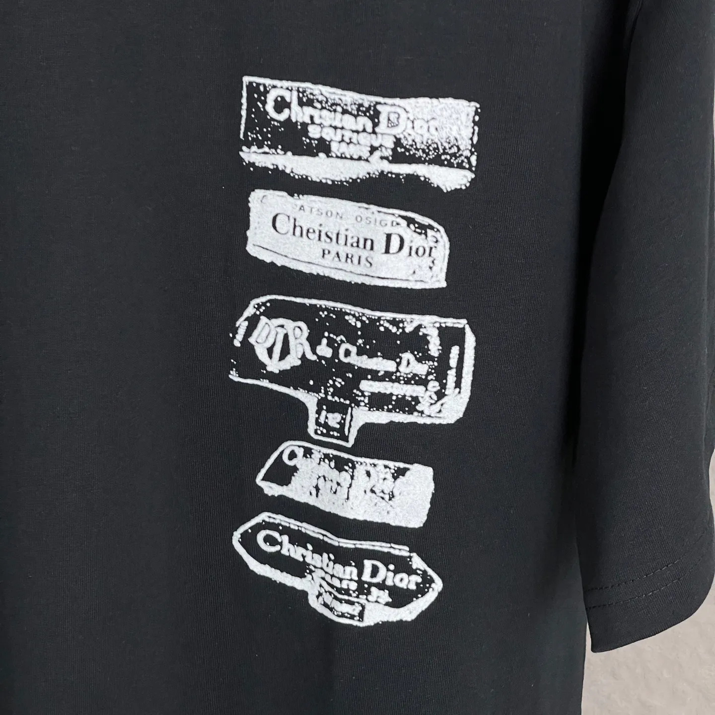 🅿️170 /A22 DIOR Dior Fabric upgrade 300 high gram weight Discharge printing process Exclusive new original order Same style for men and women Casual loose fit short sleeves High-end customization High version Fashionable and versatile imported fabrics Super soft and delicate feel Skin-friendly and comfortable to wear High-end boutique High-temperature washing process to ensure no deformation or shrinkage, summer wear, a comfortable and beautiful value! A must-have item for beauty and aging! The surface is ultra-fine and smooth, uniform, delicate and soft. It is comfortable to wear and can easily create a cool summer feel. It is easy to handle on the upper body and becomes the focus of the street in minutes. Size: S-XL Color: black and white