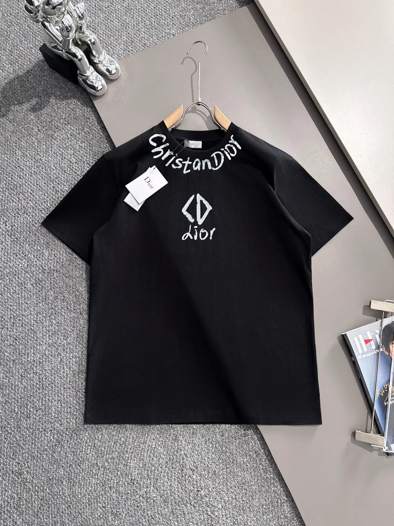 🅿️170 (arrives the next day) Dior 2025 new style graffiti letter logo on the front and back, same style for men and women, short-sleeved T-shirt ·Customized 260g 100% double yarn pure cotton fabric ·Dyeing 32 counts double-strand thread ·Collar label, hangtag, main mark and three labels complete Color: black Size: XS S M L