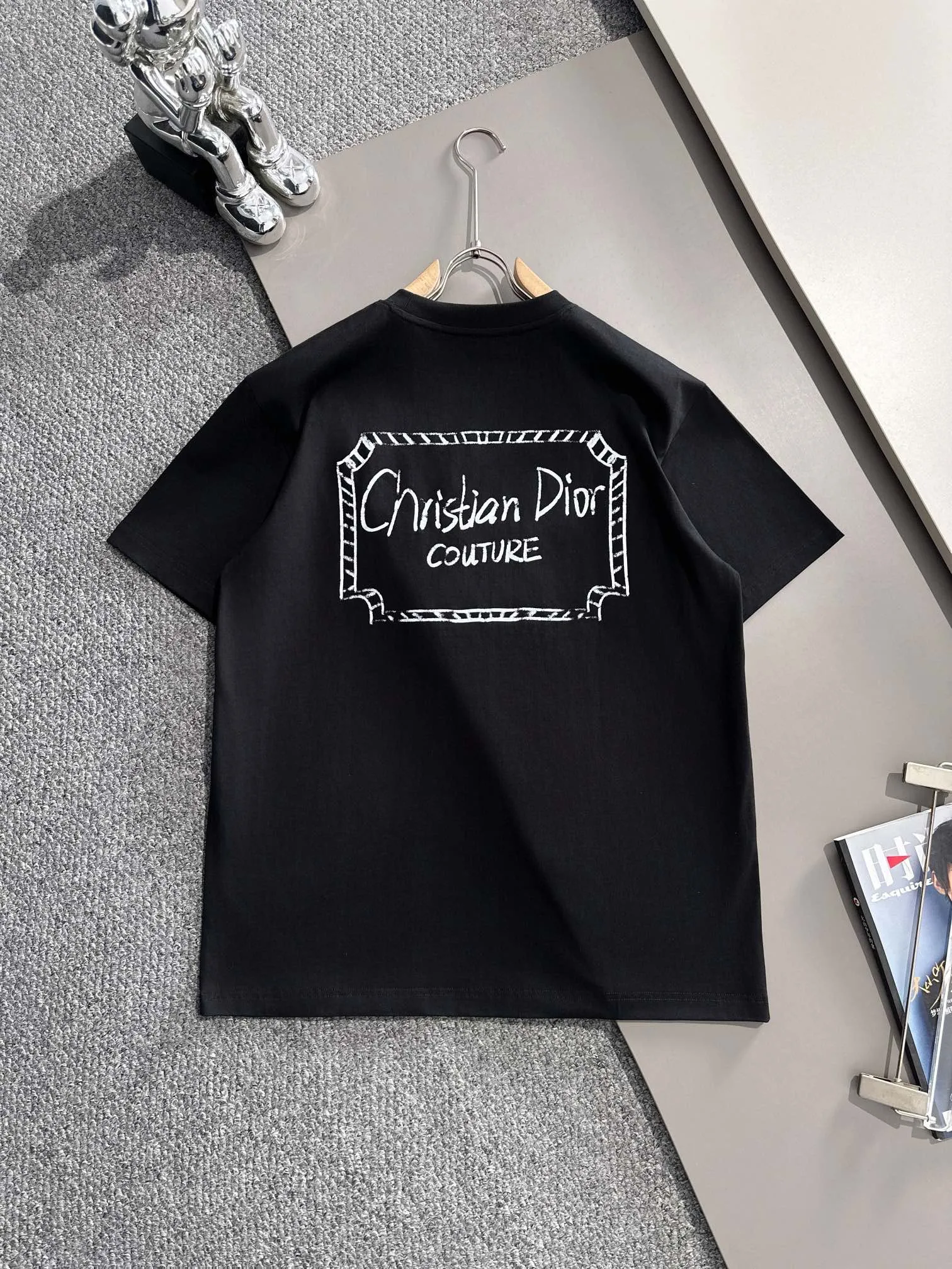 🅿️170 (arrives the next day) Dior 2025 new style graffiti letter logo on the front and back, same style for men and women, short-sleeved T-shirt ·Customized 260g 100% double yarn pure cotton fabric ·Dyeing 32 counts double-strand thread ·Collar label, hangtag, main mark and three labels complete Color: black Size: XS S M L
