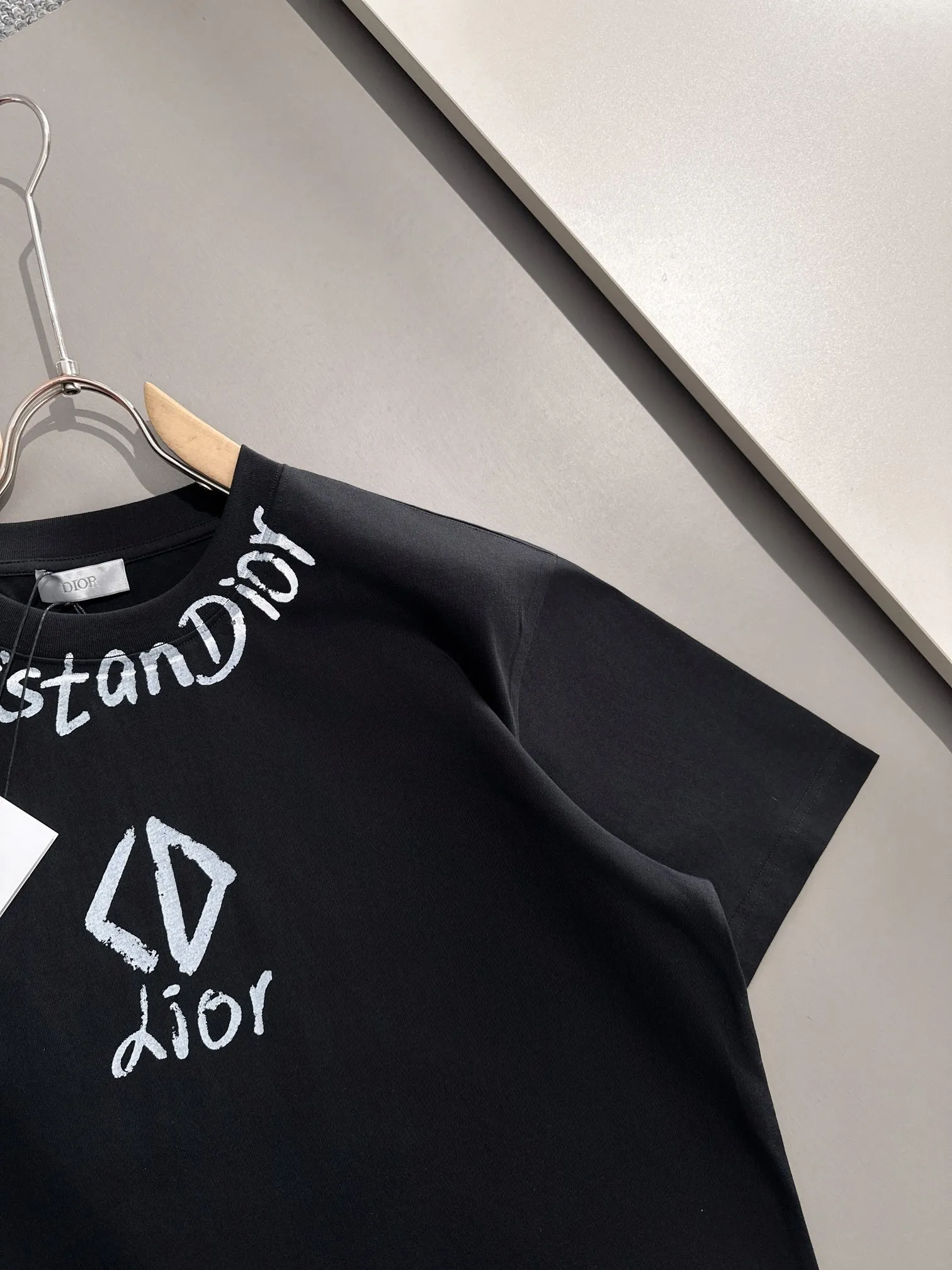 🅿️170 (arrives the next day) Dior 2025 new style graffiti letter logo on the front and back, same style for men and women, short-sleeved T-shirt ·Customized 260g 100% double yarn pure cotton fabric ·Dyeing 32 counts double-strand thread ·Collar label, hangtag, main mark and three labels complete Color: black Size: XS S M L