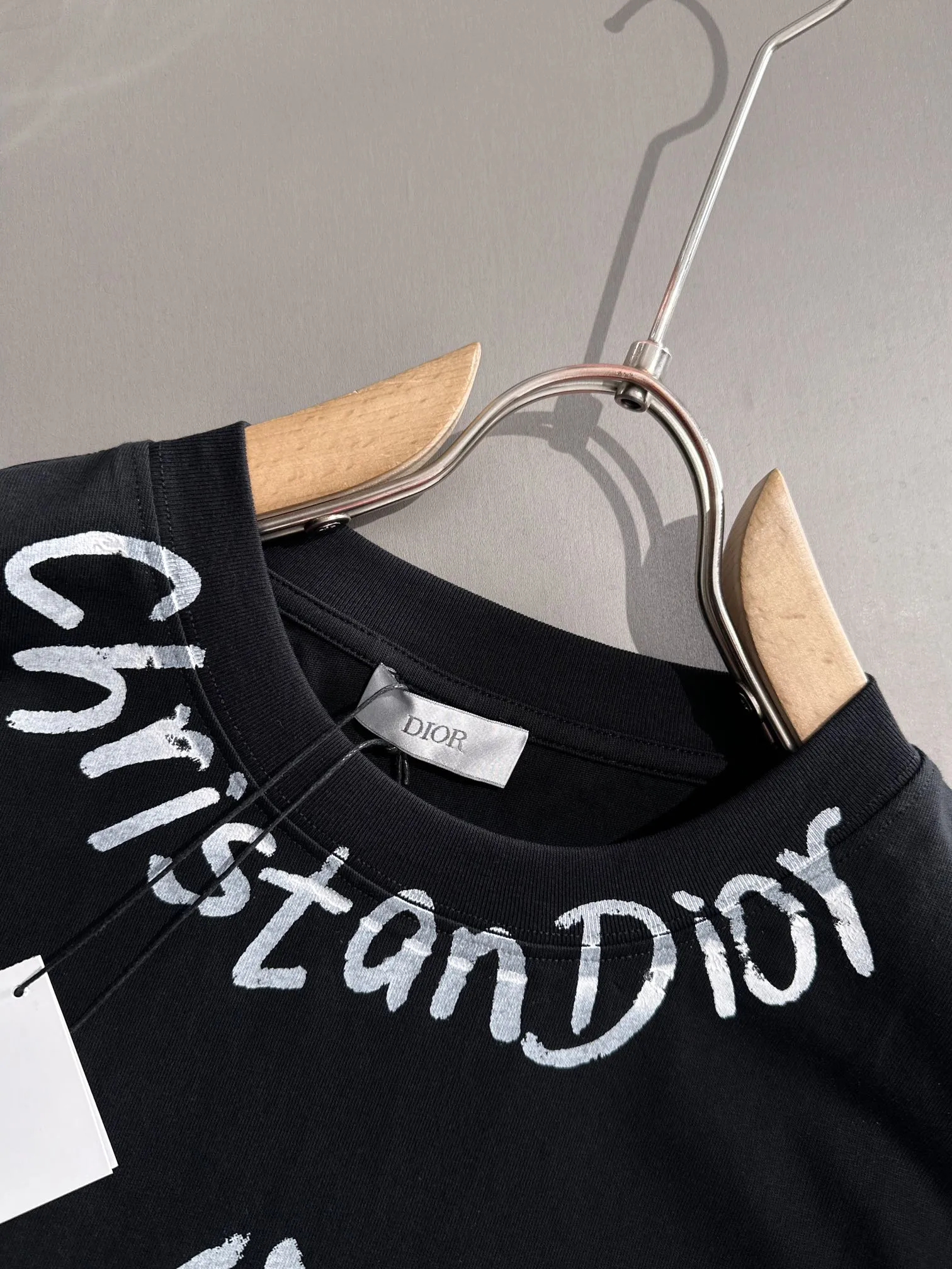 🅿️170 (arrives the next day) Dior 2025 new style graffiti letter logo on the front and back, same style for men and women, short-sleeved T-shirt ·Customized 260g 100% double yarn pure cotton fabric ·Dyeing 32 counts double-strand thread ·Collar label, hangtag, main mark and three labels complete Color: black Size: XS S M L