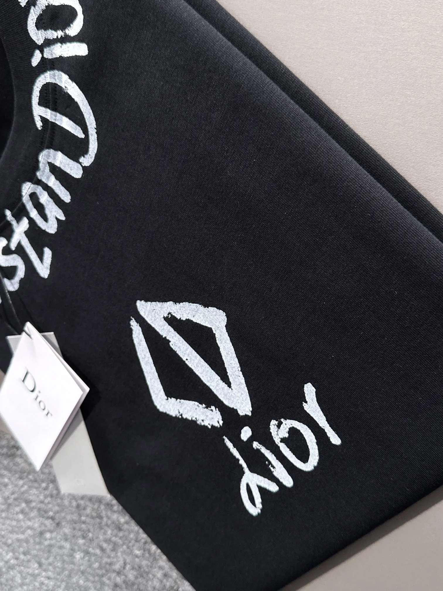 🅿️170 (arrives the next day) Dior 2025 new style graffiti letter logo on the front and back, same style for men and women, short-sleeved T-shirt ·Customized 260g 100% double yarn pure cotton fabric ·Dyeing 32 counts double-strand thread ·Collar label, hangtag, main mark and three labels complete Color: black Size: XS S M L