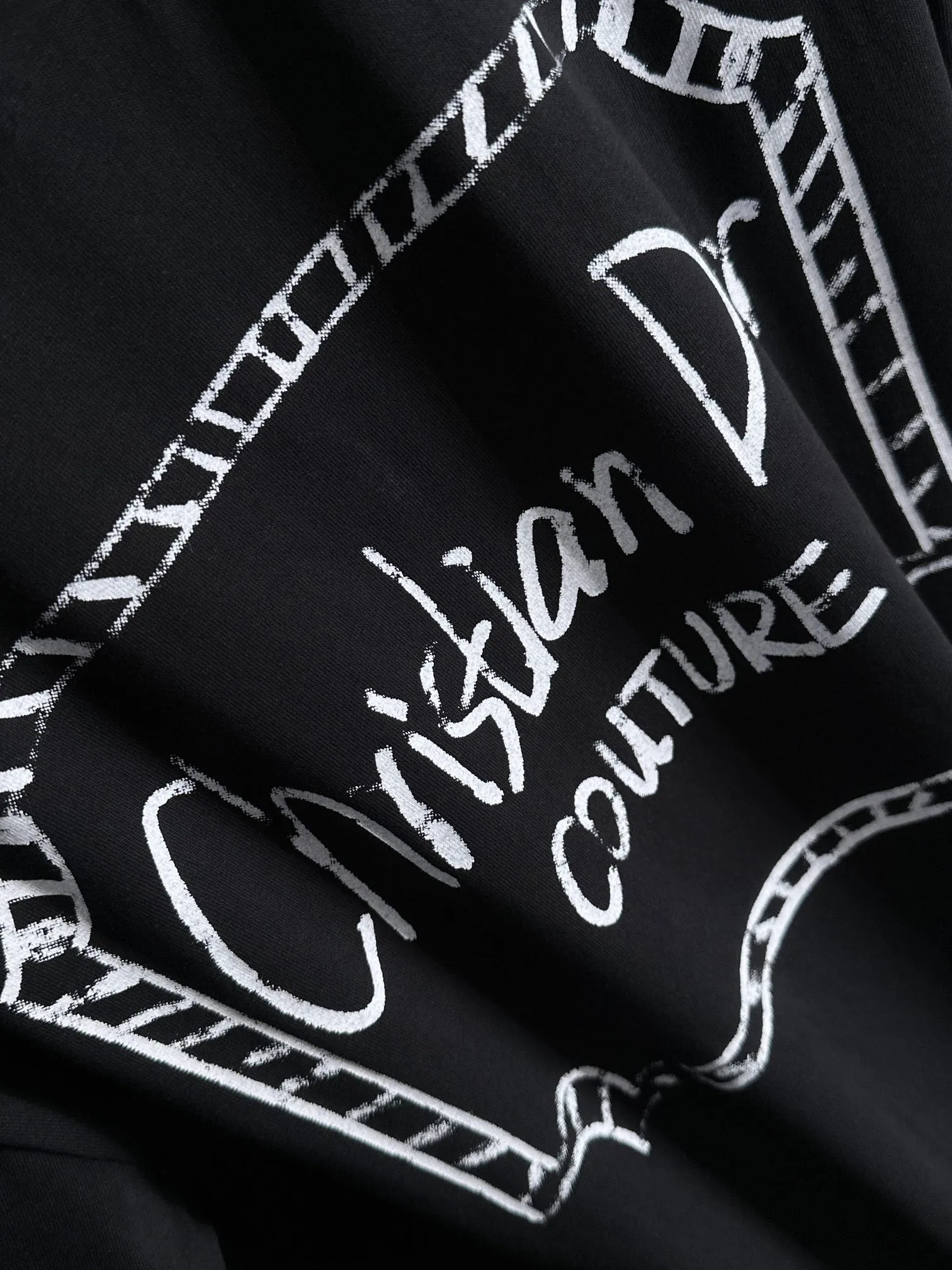 🅿️170 (arrives the next day) Dior 2025 new style graffiti letter logo on the front and back, same style for men and women, short-sleeved T-shirt ·Customized 260g 100% double yarn pure cotton fabric ·Dyeing 32 counts double-strand thread ·Collar label, hangtag, main mark and three labels complete Color: black Size: XS S M L