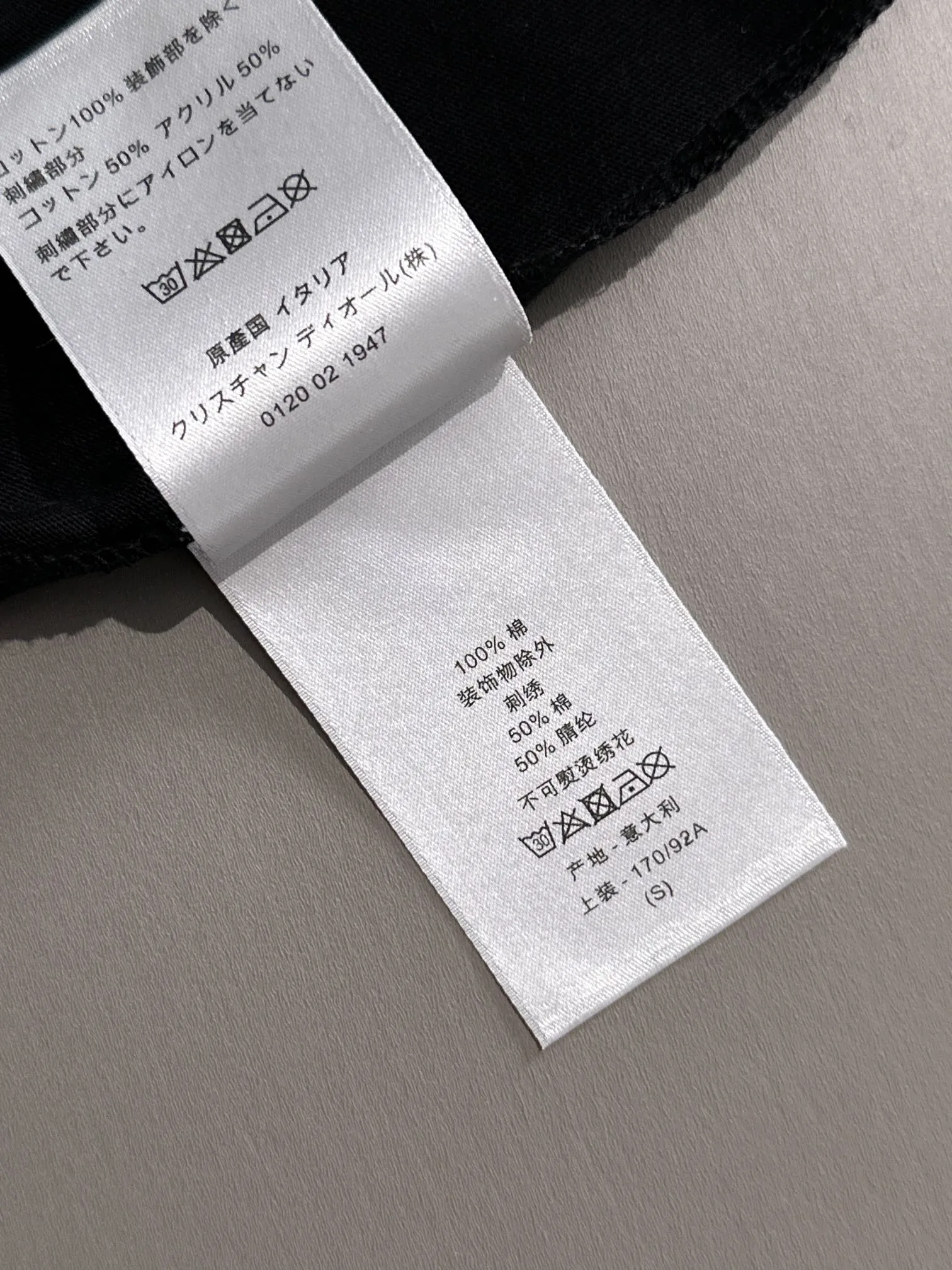 🅿️170 (arrives the next day) Dior 2025 new style graffiti letter logo on the front and back, same style for men and women, short-sleeved T-shirt ·Customized 260g 100% double yarn pure cotton fabric ·Dyeing 32 counts double-strand thread ·Collar label, hangtag, main mark and three labels complete Color: black Size: XS S M L