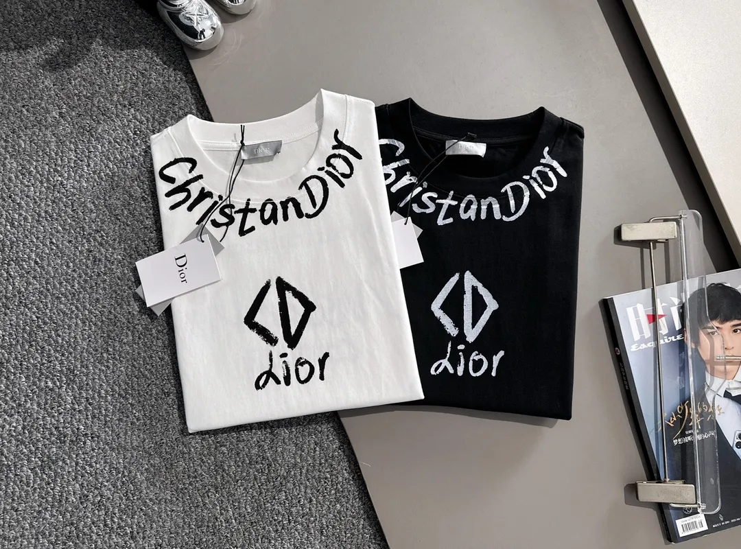 🅿️170 (arrives the next day) Dior 2025 new style graffiti letter logo on the front and back, same style for men and women, short-sleeved T-shirt ·Customized 260g 100% double yarn pure cotton fabric ·Dyeing 32 counts double-strand thread ·Collar label, hangtag, main mark and three labels complete Color: black Size: XS S M L
