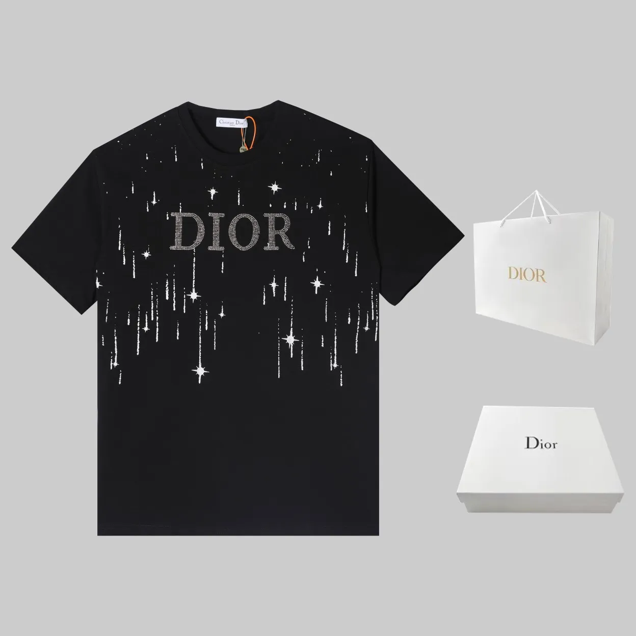 🅿️180 Dior DIOR new all-over sequin printed short-sleeves, high quality🔥Heavyweight double yarn 280g 32 counts smooth pure cotton wash hand feel, high-end all-over sequins on the front. The logo is made of imported pressed diamonds, and the ribs are specially customized. The fabric is comfortable and soft, restoring the trend brought by special craftsmanship, custom-made and dyed, complete with three labels. Non-market ordinary version. Feel free to compare. Quality is absolutely guaranteed. Same style for couples. Color: Black White Size: S M L XL 【Model No. D402】