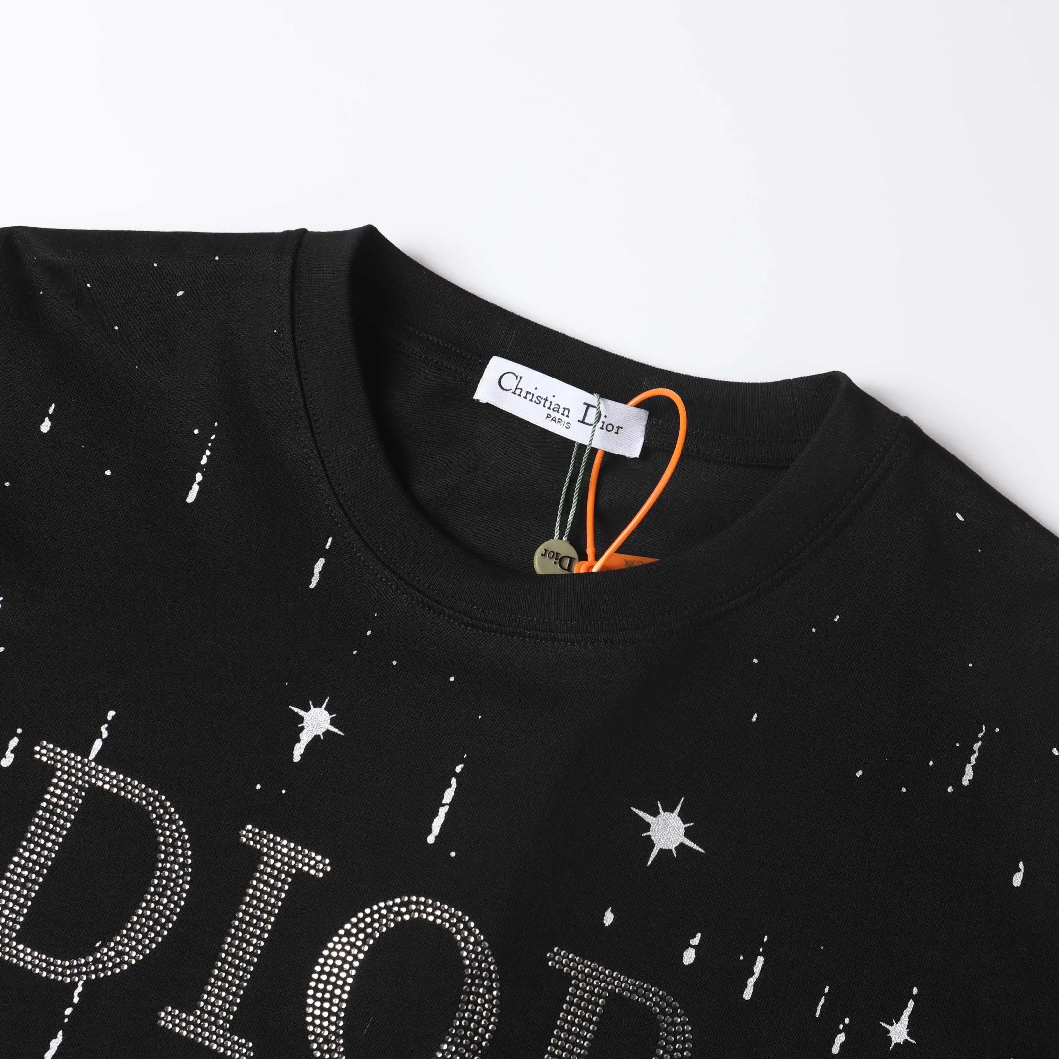 🅿️180 Dior DIOR new all-over sequin printed short-sleeves, high quality🔥Heavyweight double yarn 280g 32 counts smooth pure cotton wash hand feel, high-end all-over sequins on the front. The logo is made of imported pressed diamonds, and the ribs are specially customized. The fabric is comfortable and soft, restoring the trend brought by special craftsmanship, custom-made and dyed, complete with three labels. Non-market ordinary version. Feel free to compare. Quality is absolutely guaranteed. Same style for couples. Color: Black White Size: S M L XL 【Model No. D402】