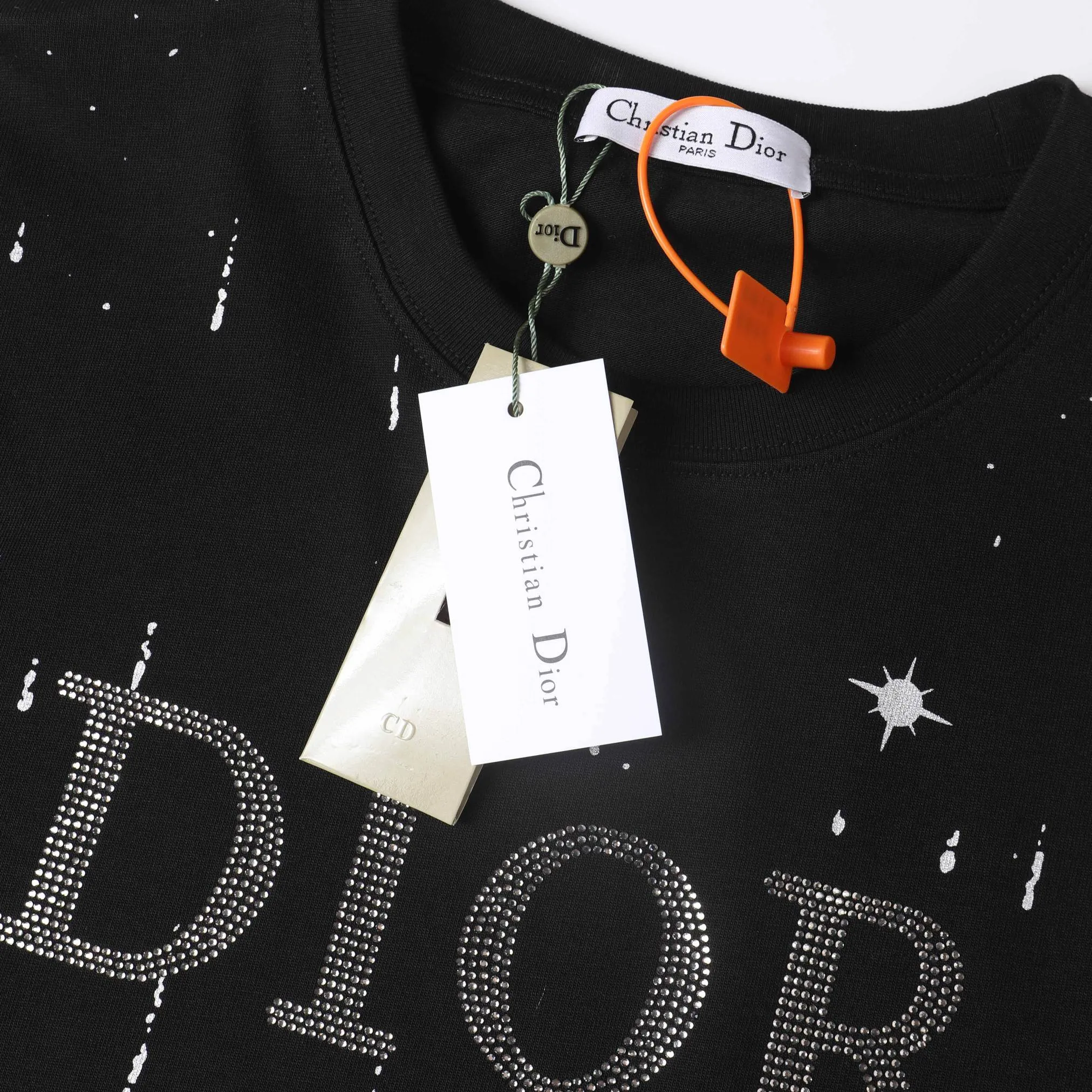 🅿️180 Dior DIOR new all-over sequin printed short-sleeves, high quality🔥Heavyweight double yarn 280g 32 counts smooth pure cotton wash hand feel, high-end all-over sequins on the front. The logo is made of imported pressed diamonds, and the ribs are specially customized. The fabric is comfortable and soft, restoring the trend brought by special craftsmanship, custom-made and dyed, complete with three labels. Non-market ordinary version. Feel free to compare. Quality is absolutely guaranteed. Same style for couples. Color: Black White Size: S M L XL 【Model No. D402】