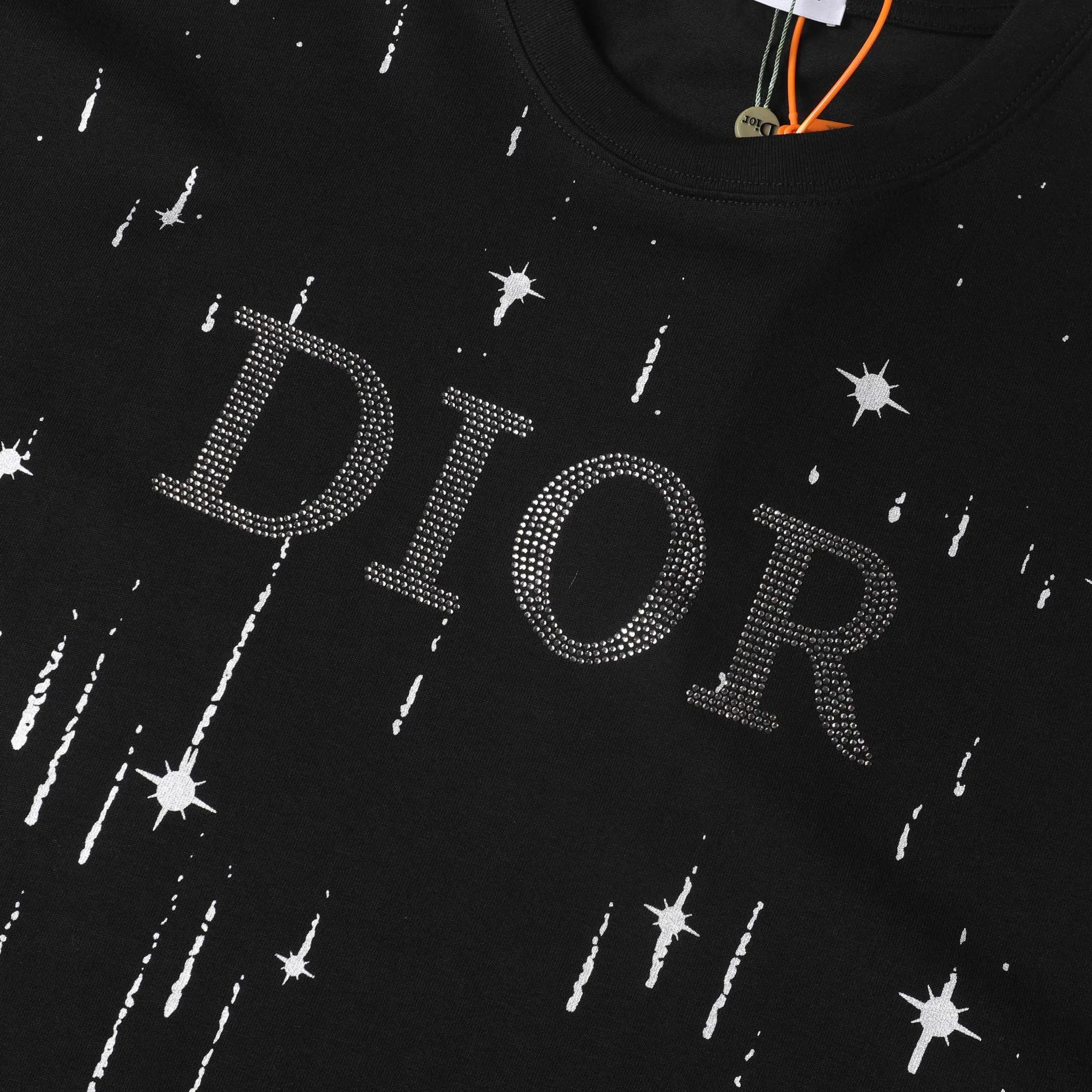 🅿️180 Dior DIOR new all-over sequin printed short-sleeves, high quality🔥Heavyweight double yarn 280g 32 counts smooth pure cotton wash hand feel, high-end all-over sequins on the front. The logo is made of imported pressed diamonds, and the ribs are specially customized. The fabric is comfortable and soft, restoring the trend brought by special craftsmanship, custom-made and dyed, complete with three labels. Non-market ordinary version. Feel free to compare. Quality is absolutely guaranteed. Same style for couples. Color: Black White Size: S M L XL 【Model No. D402】