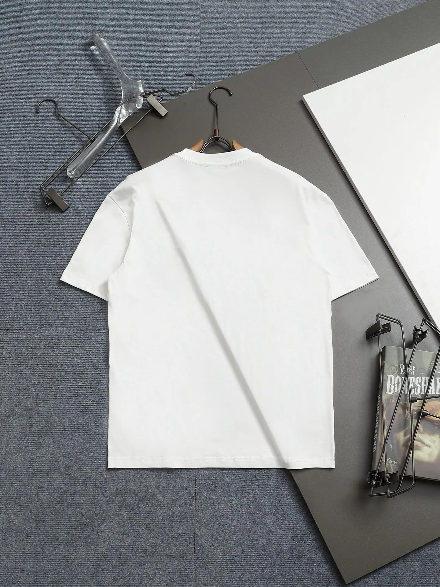 🅿️170 High-quality Dio 23ssCD embroidered T-shirt. The fabric is made of pure combed cotton. The embroidery is three-dimensional embroidery using an imported embroidery machine. The upper body has a loose and casual effect, loose version, complete with three labels, same style for men and women. Color: Black White Size: XS S M L