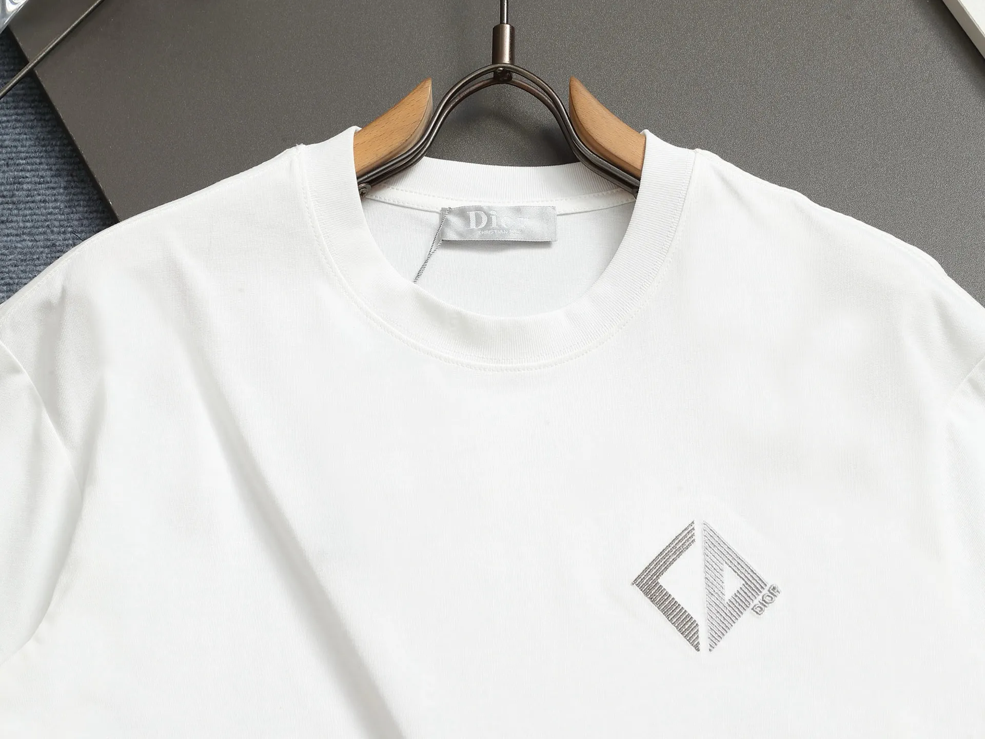 🅿️170 High-quality Dio 23ssCD embroidered T-shirt. The fabric is made of pure combed cotton. The embroidery is three-dimensional embroidery using an imported embroidery machine. The upper body has a loose and casual effect, loose version, complete with three labels, same style for men and women. Color: Black White Size: XS S M L