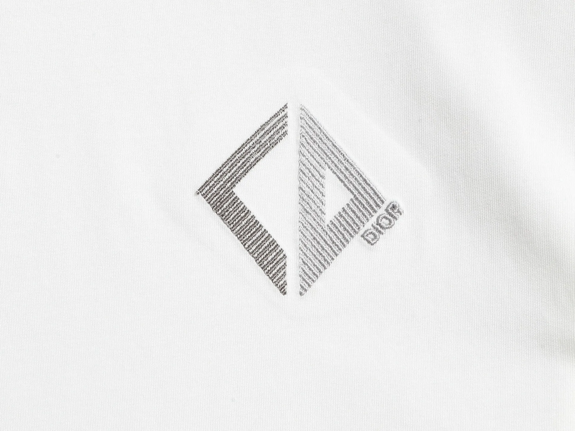 🅿️170 High-quality Dio 23ssCD embroidered T-shirt. The fabric is made of pure combed cotton. The embroidery is three-dimensional embroidery using an imported embroidery machine. The upper body has a loose and casual effect, loose version, complete with three labels, same style for men and women. Color: Black White Size: XS S M L