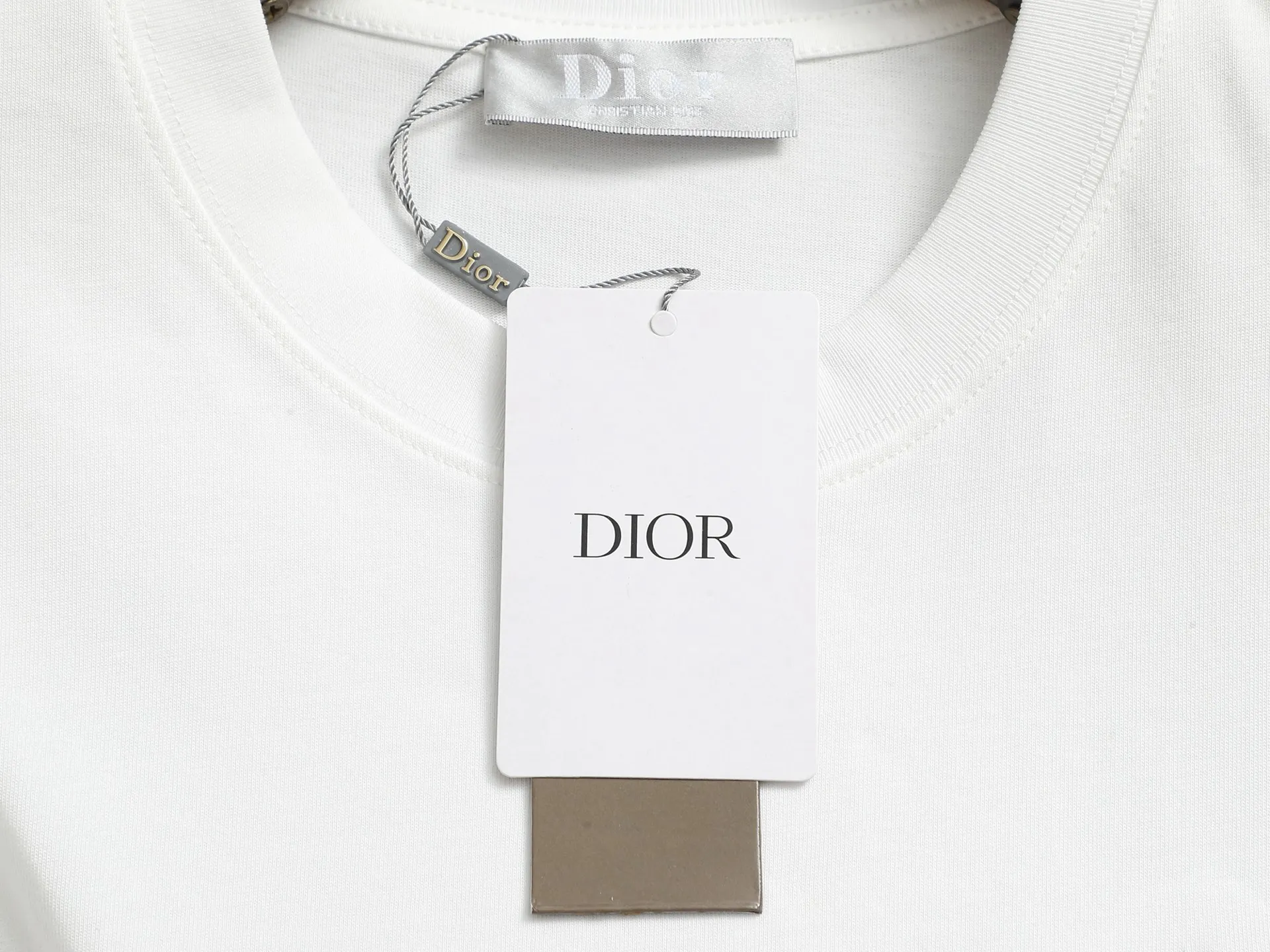 🅿️170 High-quality Dio 23ssCD embroidered T-shirt. The fabric is made of pure combed cotton. The embroidery is three-dimensional embroidery using an imported embroidery machine. The upper body has a loose and casual effect, loose version, complete with three labels, same style for men and women. Color: Black White Size: XS S M L