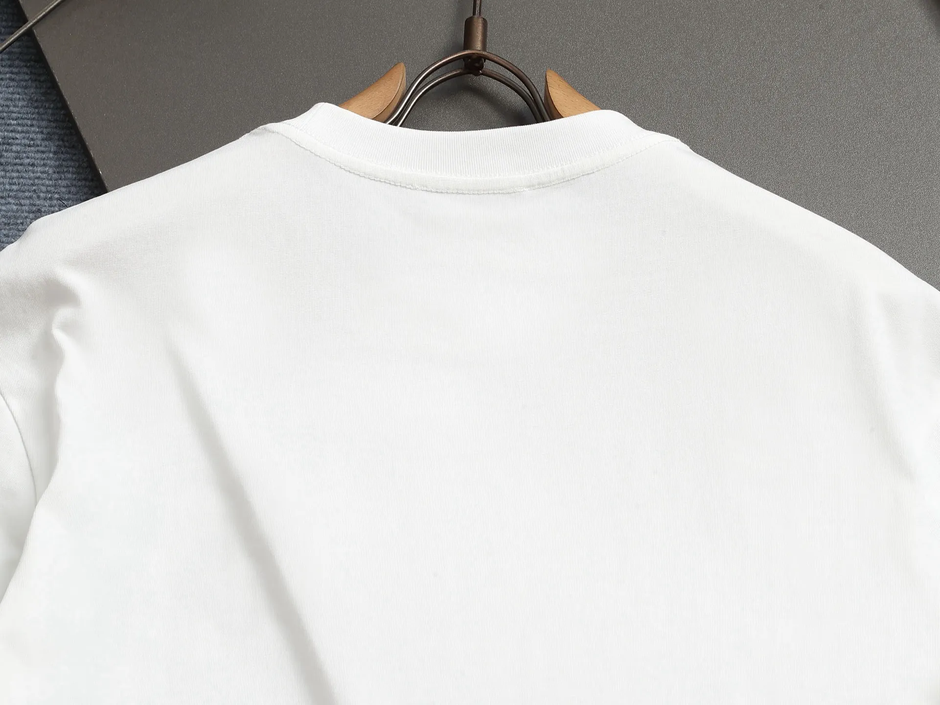 🅿️170 High-quality Dio 23ssCD embroidered T-shirt. The fabric is made of pure combed cotton. The embroidery is three-dimensional embroidery using an imported embroidery machine. The upper body has a loose and casual effect, loose version, complete with three labels, same style for men and women. Color: Black White Size: XS S M L