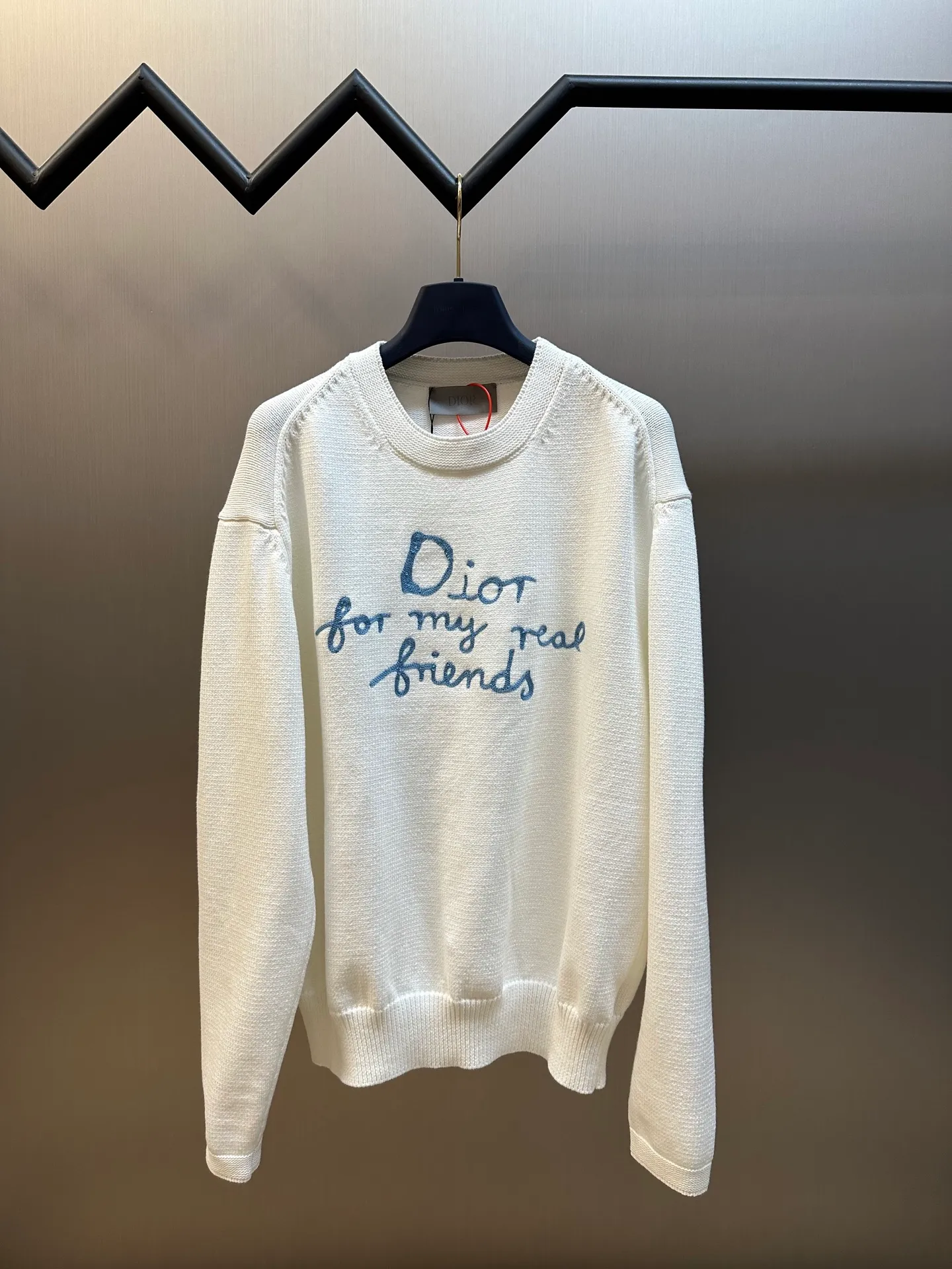 🅿️480 Dior embroidered knitted long-sleeved sweater. Made of custom-made premium cotton, nylon and wool blended knitted fabrics. The neat "Dior For My Real Friends" statement on the chest is presented with terry embroidery, forming a subtle layer of texture, making the words a flowing brand emblem.  It adopts towel embroidery technology, a traditional hand-made embroidery technology, which uses needle method to embroider. It is completed by changing the hooking action of a special machine head, and the coils are interlocked one by one, thus bringing a towel-like texture and effect.  Curved thread structure, by changing the stitching method and the arrangement of yarns during the knitting process, makes the yarns present a curved distribution in the fabric.  size：s m l xl