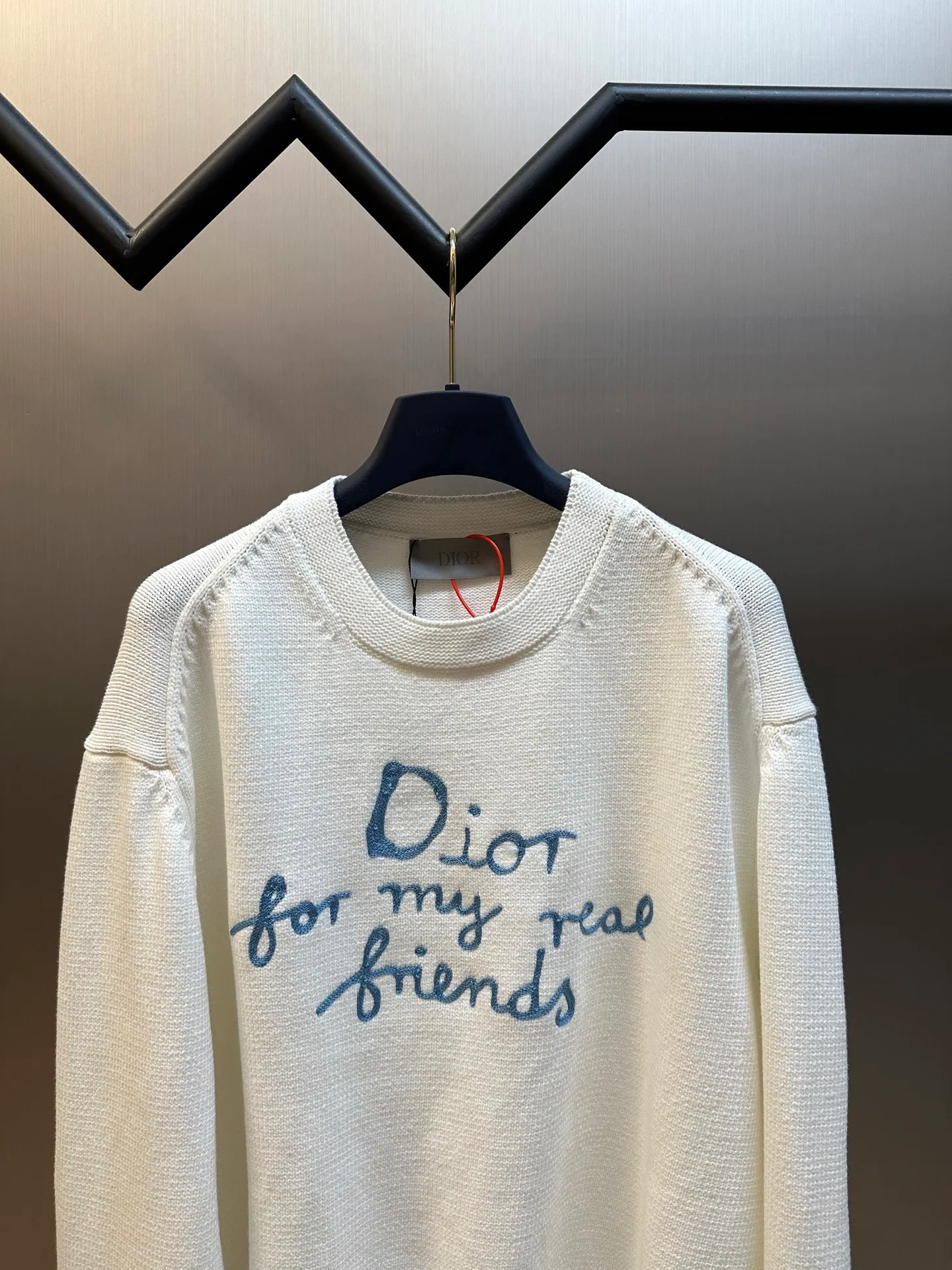 🅿️480 Dior embroidered knitted long-sleeved sweater. Made of custom-made premium cotton, nylon and wool blended knitted fabrics. The neat "Dior For My Real Friends" statement on the chest is presented with terry embroidery, forming a subtle layer of texture, making the words a flowing brand emblem.  It adopts towel embroidery technology, a traditional hand-made embroidery technology, which uses needle method to embroider. It is completed by changing the hooking action of a special machine head, and the coils are interlocked one by one, thus bringing a towel-like texture and effect.  Curved thread structure, by changing the stitching method and the arrangement of yarns during the knitting process, makes the yarns present a curved distribution in the fabric.  size：s m l xl