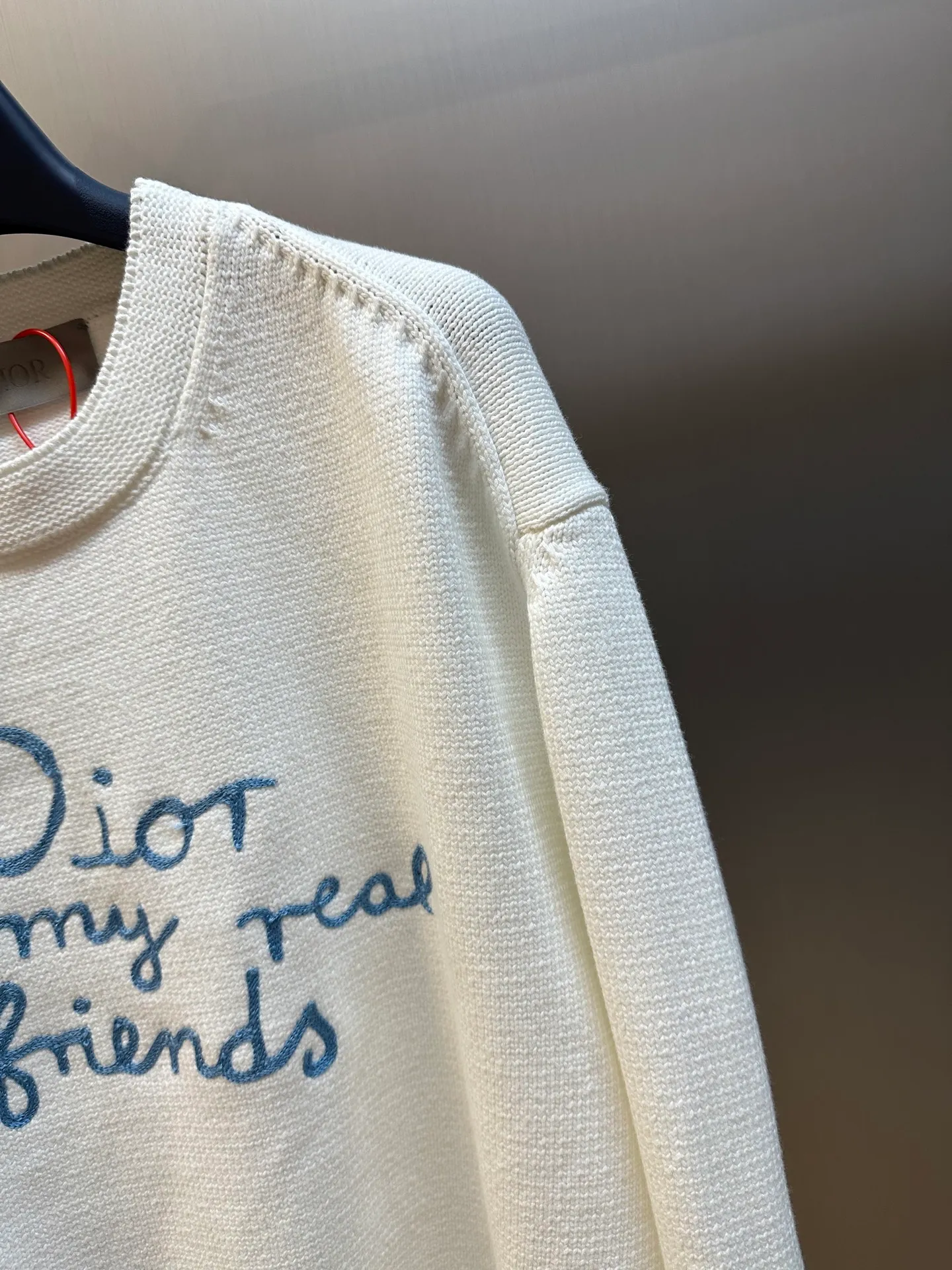 🅿️480 Dior embroidered knitted long-sleeved sweater. Made of custom-made premium cotton, nylon and wool blended knitted fabrics. The neat "Dior For My Real Friends" statement on the chest is presented with terry embroidery, forming a subtle layer of texture, making the words a flowing brand emblem.  It adopts towel embroidery technology, a traditional hand-made embroidery technology, which uses needle method to embroider. It is completed by changing the hooking action of a special machine head, and the coils are interlocked one by one, thus bringing a towel-like texture and effect.  Curved thread structure, by changing the stitching method and the arrangement of yarns during the knitting process, makes the yarns present a curved distribution in the fabric.  size：s m l xl