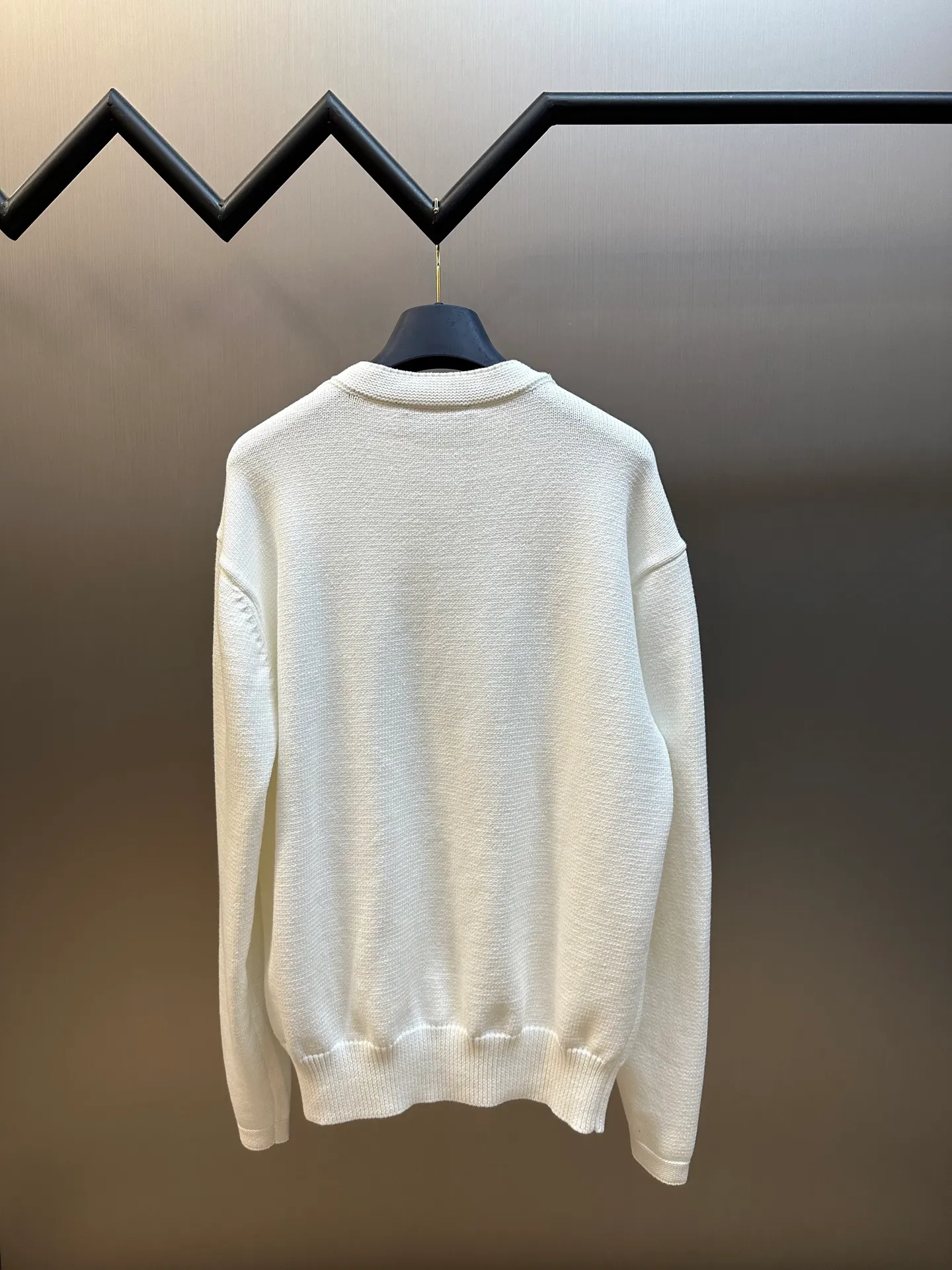 🅿️480 Dior embroidered knitted long-sleeved sweater. Made of custom-made premium cotton, nylon and wool blended knitted fabrics. The neat "Dior For My Real Friends" statement on the chest is presented with terry embroidery, forming a subtle layer of texture, making the words a flowing brand emblem.  It adopts towel embroidery technology, a traditional hand-made embroidery technology, which uses needle method to embroider. It is completed by changing the hooking action of a special machine head, and the coils are interlocked one by one, thus bringing a towel-like texture and effect.  Curved thread structure, by changing the stitching method and the arrangement of yarns during the knitting process, makes the yarns present a curved distribution in the fabric.  size：s m l xl