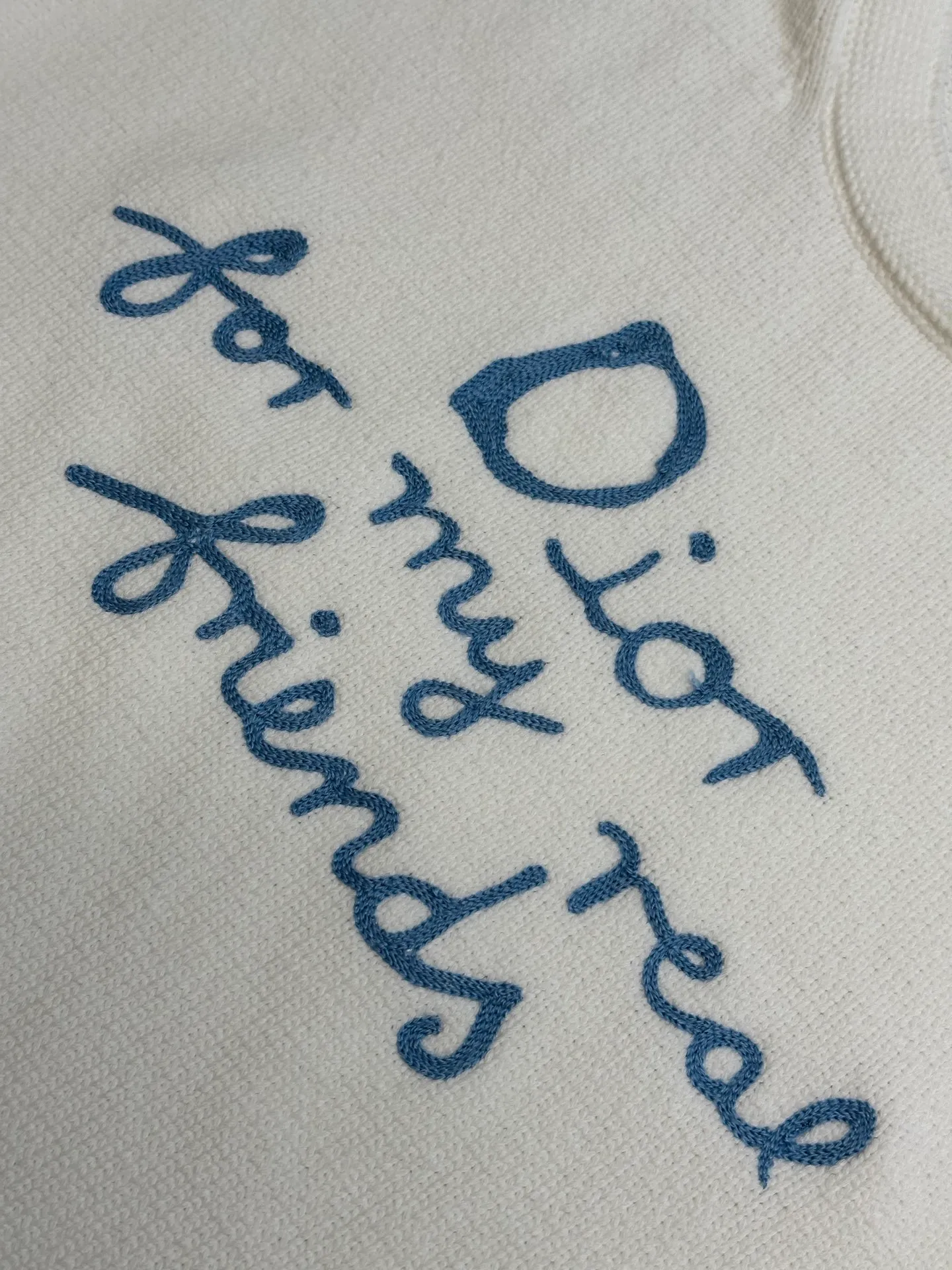 🅿️480 Dior embroidered knitted long-sleeved sweater. Made of custom-made premium cotton, nylon and wool blended knitted fabrics. The neat "Dior For My Real Friends" statement on the chest is presented with terry embroidery, forming a subtle layer of texture, making the words a flowing brand emblem.  It adopts towel embroidery technology, a traditional hand-made embroidery technology, which uses needle method to embroider. It is completed by changing the hooking action of a special machine head, and the coils are interlocked one by one, thus bringing a towel-like texture and effect.  Curved thread structure, by changing the stitching method and the arrangement of yarns during the knitting process, makes the yarns present a curved distribution in the fabric.  size：s m l xl