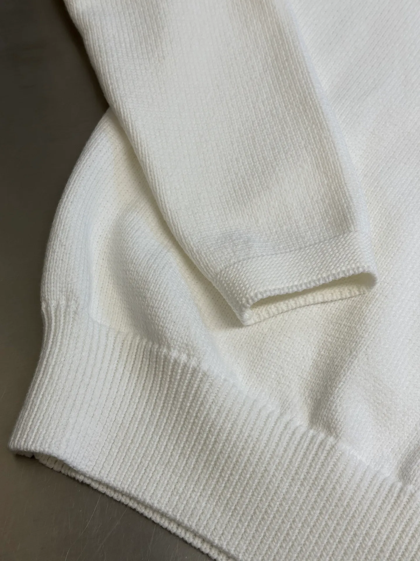 🅿️480 Dior embroidered knitted long-sleeved sweater. Made of custom-made premium cotton, nylon and wool blended knitted fabrics. The neat "Dior For My Real Friends" statement on the chest is presented with terry embroidery, forming a subtle layer of texture, making the words a flowing brand emblem.  It adopts towel embroidery technology, a traditional hand-made embroidery technology, which uses needle method to embroider. It is completed by changing the hooking action of a special machine head, and the coils are interlocked one by one, thus bringing a towel-like texture and effect.  Curved thread structure, by changing the stitching method and the arrangement of yarns during the knitting process, makes the yarns present a curved distribution in the fabric.  size：s m l xl