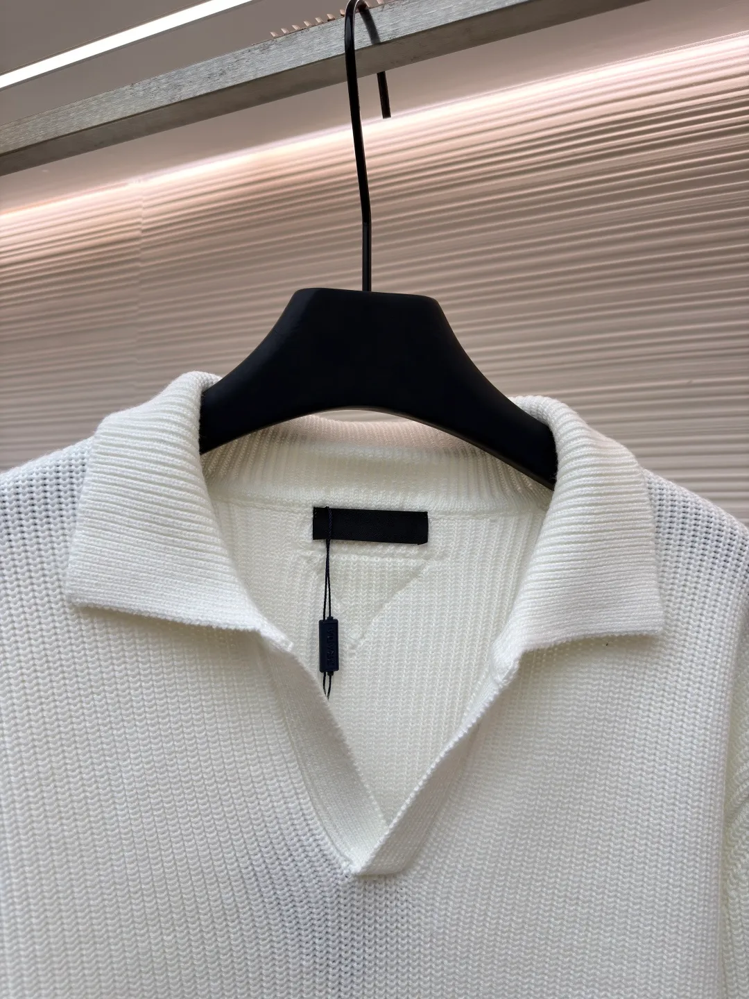 PRADA triangle logo seagull collar knitted sweater ●Item number: 1681464-A75 ●Fabric: 100% cotton ●Technology: knitted ●Color: white ●Version: Fitted version ●Weight: about 820 grams ●Size: S-M-L-XL ●Description: This sweater uses Polo collar knitting technology, with a crisp and stylish neckline, blending leisure and sophistication. Using thick needle texture weaving technology, the body texture is clear and rich in texture, creating a retro and simple style. In terms of details, the precise splicing process of the collar and placket ensures neat and natural stitching, ensuring the neatness of the silhouette; the rib knitting process of the cuffs and hem has moderate elasticity, which not only fits the body shape but also enhances the comfort of wearing. Made of high-quality knitted fabric and finely woven, it is skin-friendly, breathable and has a crisp silhouette. From the design of the neckline to the presentation of texture, every craftsmanship reflects the pursuit of classic styles and delicate workmanship. It is a knitted item that combines daily practicality with style. The overall wiring is straight and delicate, the fabric is comfortable and soft, and the color is consistent without color difference. It can be matched with the same style to create a fashionable look and control various occasions. Customized accessories, complete with three standards, same style for men and women!