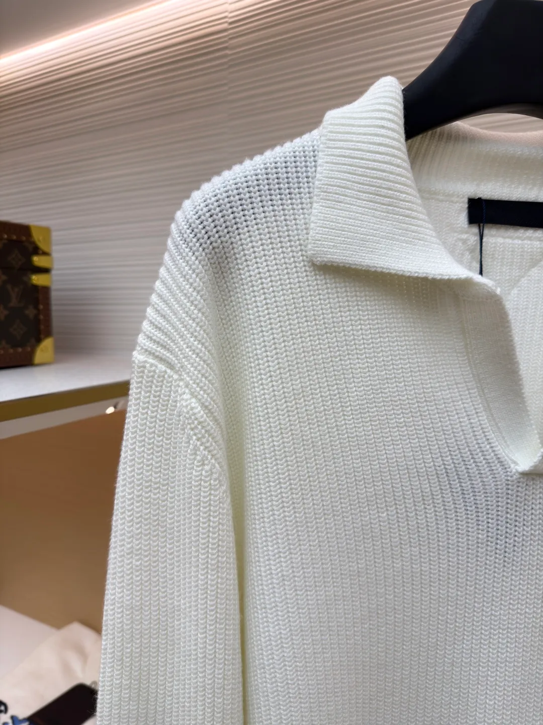 PRADA triangle logo seagull collar knitted sweater ●Item number: 1681464-A75 ●Fabric: 100% cotton ●Technology: knitted ●Color: white ●Version: Fitted version ●Weight: about 820 grams ●Size: S-M-L-XL ●Description: This sweater uses Polo collar knitting technology, with a crisp and stylish neckline, blending leisure and sophistication. Using thick needle texture weaving technology, the body texture is clear and rich in texture, creating a retro and simple style. In terms of details, the precise splicing process of the collar and placket ensures neat and natural stitching, ensuring the neatness of the silhouette; the rib knitting process of the cuffs and hem has moderate elasticity, which not only fits the body shape but also enhances the comfort of wearing. Made of high-quality knitted fabric and finely woven, it is skin-friendly, breathable and has a crisp silhouette. From the design of the neckline to the presentation of texture, every craftsmanship reflects the pursuit of classic styles and delicate workmanship. It is a knitted item that combines daily practicality with style. The overall wiring is straight and delicate, the fabric is comfortable and soft, and the color is consistent without color difference. It can be matched with the same style to create a fashionable look and control various occasions. Customized accessories, complete with three standards, same style for men and women!