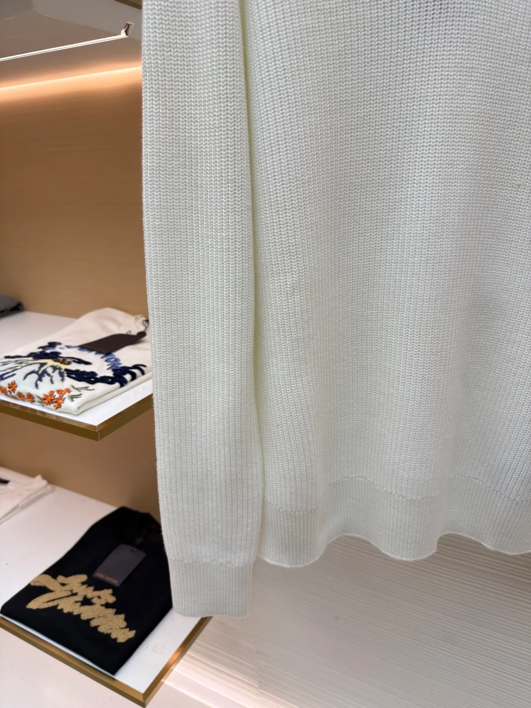PRADA triangle logo seagull collar knitted sweater ●Item number: 1681464-A75 ●Fabric: 100% cotton ●Technology: knitted ●Color: white ●Version: Fitted version ●Weight: about 820 grams ●Size: S-M-L-XL ●Description: This sweater uses Polo collar knitting technology, with a crisp and stylish neckline, blending leisure and sophistication. Using thick needle texture weaving technology, the body texture is clear and rich in texture, creating a retro and simple style. In terms of details, the precise splicing process of the collar and placket ensures neat and natural stitching, ensuring the neatness of the silhouette; the rib knitting process of the cuffs and hem has moderate elasticity, which not only fits the body shape but also enhances the comfort of wearing. Made of high-quality knitted fabric and finely woven, it is skin-friendly, breathable and has a crisp silhouette. From the design of the neckline to the presentation of texture, every craftsmanship reflects the pursuit of classic styles and delicate workmanship. It is a knitted item that combines daily practicality with style. The overall wiring is straight and delicate, the fabric is comfortable and soft, and the color is consistent without color difference. It can be matched with the same style to create a fashionable look and control various occasions. Customized accessories, complete with three standards, same style for men and women!