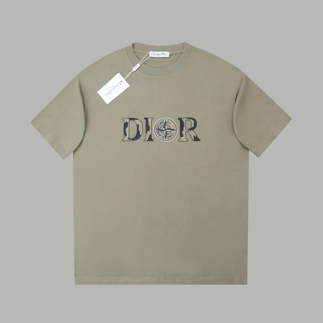 🅿️220 ✨DIO✨🆕25SS spring and summer new style Classic logo co-branded short-sleeved light luxury essential item for daily commuting for men and women Correct version Welcome to compare Detailed features · 260g 100% pure cotton double yarn jersey fabric · Custom dyed in the same cylinder, special thickened 32 double-strand 1X1 threads · Double-needle stitching cross-stitching process · Original main mark, washed tag, brand moisture-proof paper packaging Color: wine purple/black/military green/white/cyan/pink/ Size: S/M/L/XL