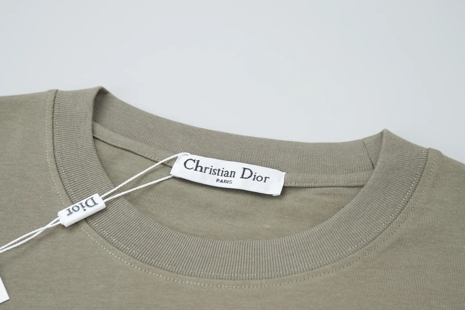🅿️220 ✨DIO✨🆕25SS spring and summer new style Classic logo co-branded short-sleeved light luxury essential item for daily commuting for men and women Correct version Welcome to compare Detailed features · 260g 100% pure cotton double yarn jersey fabric · Custom dyed in the same cylinder, special thickened 32 double-strand 1X1 threads · Double-needle stitching cross-stitching process · Original main mark, washed tag, brand moisture-proof paper packaging Color: wine purple/black/military green/white/cyan/pink/ Size: S/M/L/XL
