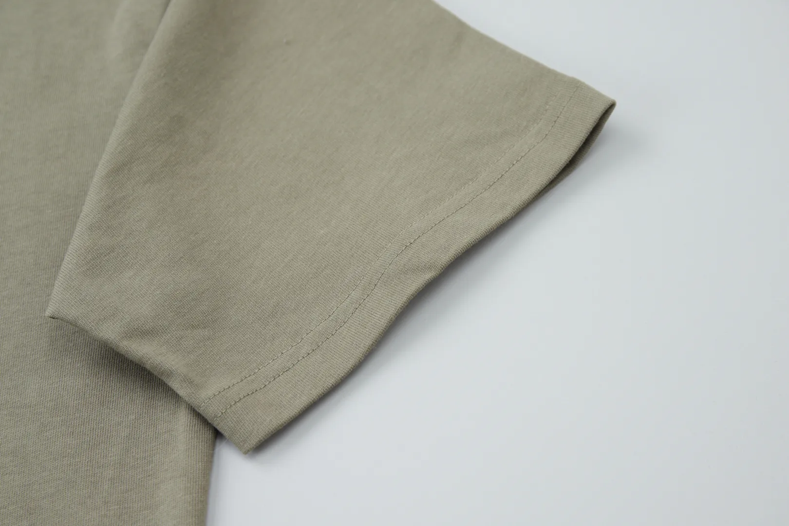 🅿️220 ✨DIO✨🆕25SS spring and summer new style Classic logo co-branded short-sleeved light luxury essential item for daily commuting for men and women Correct version Welcome to compare Detailed features · 260g 100% pure cotton double yarn jersey fabric · Custom dyed in the same cylinder, special thickened 32 double-strand 1X1 threads · Double-needle stitching cross-stitching process · Original main mark, washed tag, brand moisture-proof paper packaging Color: wine purple/black/military green/white/cyan/pink/ Size: S/M/L/XL
