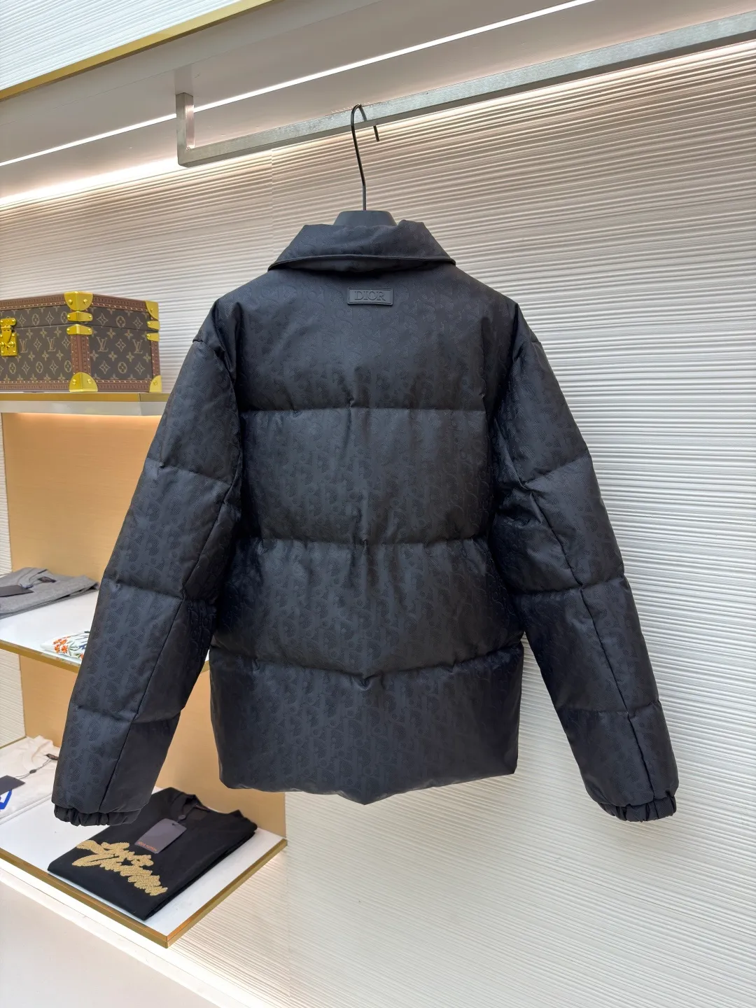 Dior Dark Pattern Jacquard All-Print Down Jacket ●Original version: Purchased and developed by 21463 ●Item number: 1681387-D15 ●Material: white duck down fabric ●Technology: jacquard production ●Color: black ●Version: fitted version ●Weight: about 865 grams ●Size: S-M-L-XL ●Description: This down jacket is made of the brand's signature jacquard fabric, with the main tone of black showing a low-key luxury texture. The lapel design is matched with a metal button placket, which makes it easy to put on and take off and enhances the layering of the style; the single patch pocket design on the front chest is both practical and beautiful. In the filling process, three-dimensional quilting technology is used to evenly fill the down in the grid partitions, ensuring warmth while creating a full and crisp silhouette. In the sewing process, the jacquard fabric has been specially treated to make the texture clear and three-dimensional, the seams are neatly and firmly routed, and the buttons are made of high-quality metal material, which is durable. From jacquard weaving to down filling, every process reflects the brand's strict requirements for craftsmanship. It integrates brand recognition, thermal insulation function and high-end clothing technology to present a luxurious item that is both fashionable and practical. The overall wiring is straight and delicate, the fabric is comfortable and soft, and the color is consistent without color difference. It can be matched with the same style to create a fashionable look and control various occasions. Customized accessories, complete with three standards, same style for men and women!