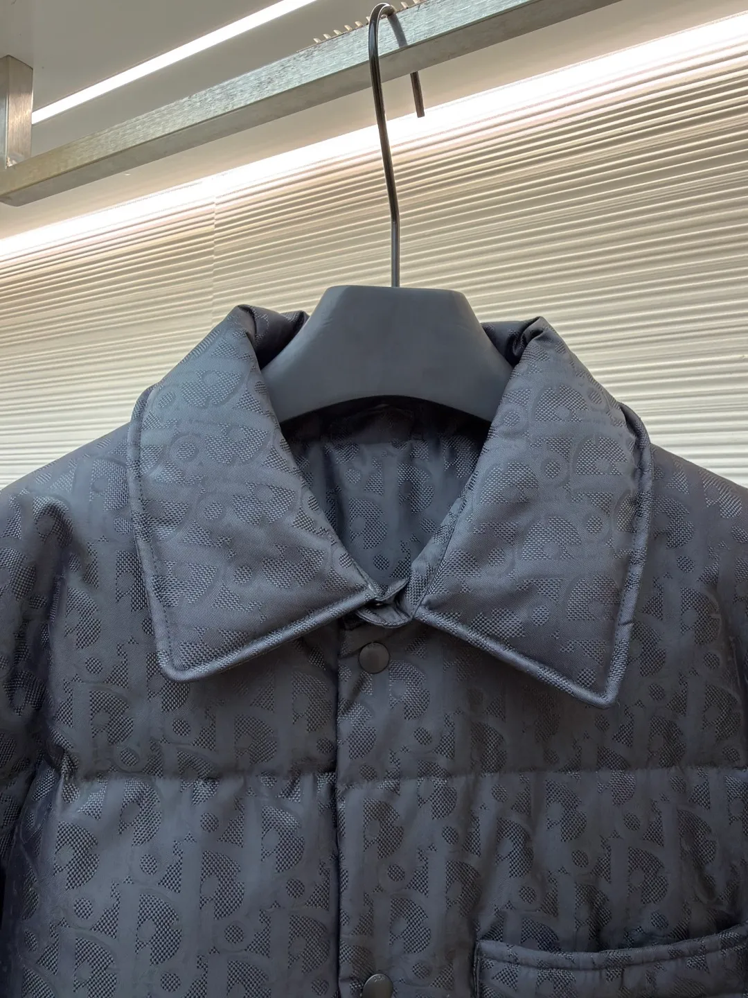 Dior Dark Pattern Jacquard All-Print Down Jacket ●Original version: Purchased and developed by 21463 ●Item number: 1681387-D15 ●Material: white duck down fabric ●Technology: jacquard production ●Color: black ●Version: fitted version ●Weight: about 865 grams ●Size: S-M-L-XL ●Description: This down jacket is made of the brand's signature jacquard fabric, with the main tone of black showing a low-key luxury texture. The lapel design is matched with a metal button placket, which makes it easy to put on and take off and enhances the layering of the style; the single patch pocket design on the front chest is both practical and beautiful. In the filling process, three-dimensional quilting technology is used to evenly fill the down in the grid partitions, ensuring warmth while creating a full and crisp silhouette. In the sewing process, the jacquard fabric has been specially treated to make the texture clear and three-dimensional, the seams are neatly and firmly routed, and the buttons are made of high-quality metal material, which is durable. From jacquard weaving to down filling, every process reflects the brand's strict requirements for craftsmanship. It integrates brand recognition, thermal insulation function and high-end clothing technology to present a luxurious item that is both fashionable and practical. The overall wiring is straight and delicate, the fabric is comfortable and soft, and the color is consistent without color difference. It can be matched with the same style to create a fashionable look and control various occasions. Customized accessories, complete with three standards, same style for men and women!