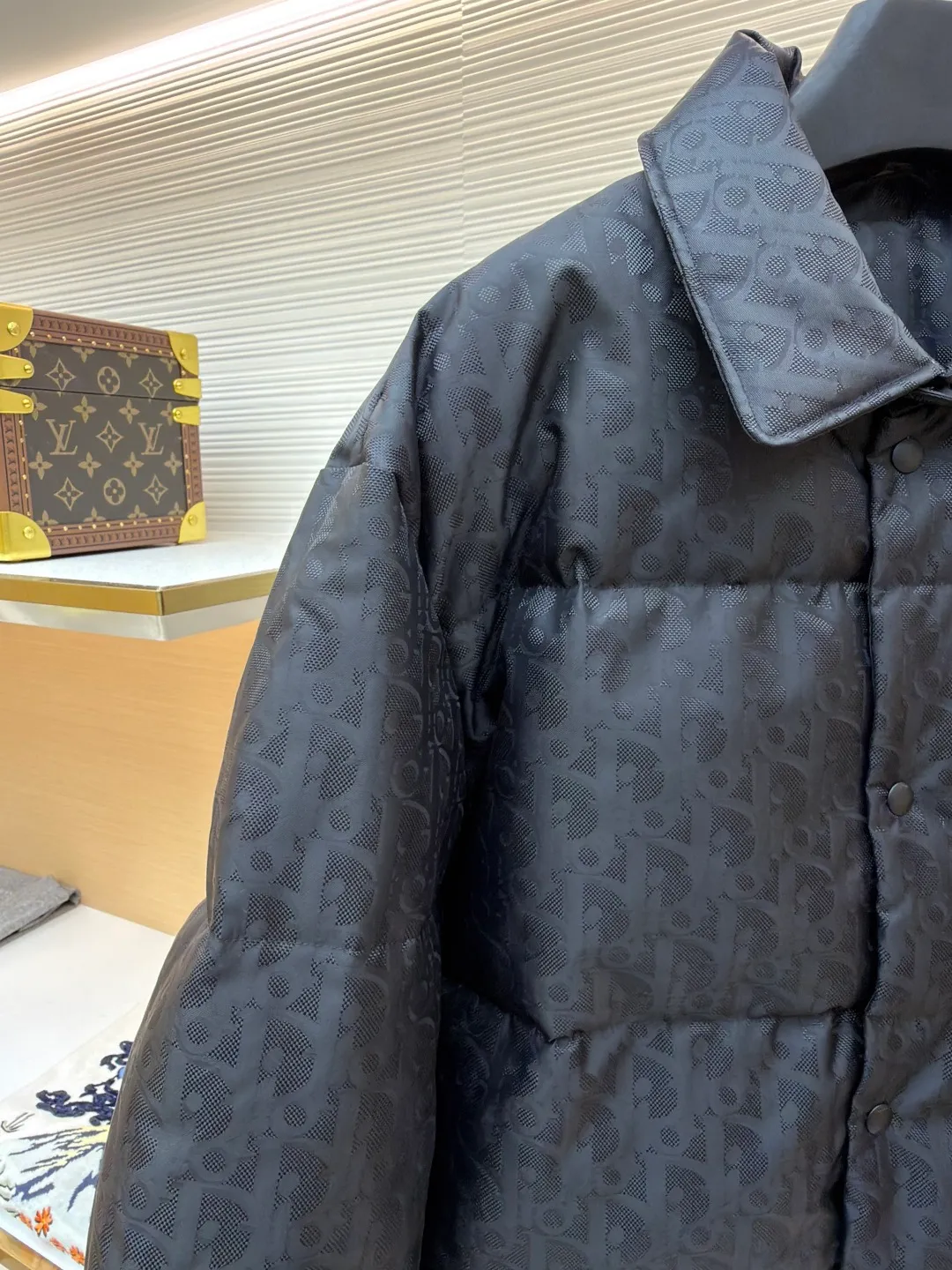 Dior Dark Pattern Jacquard All-Print Down Jacket ●Original version: Purchased and developed by 21463 ●Item number: 1681387-D15 ●Material: white duck down fabric ●Technology: jacquard production ●Color: black ●Version: fitted version ●Weight: about 865 grams ●Size: S-M-L-XL ●Description: This down jacket is made of the brand's signature jacquard fabric, with the main tone of black showing a low-key luxury texture. The lapel design is matched with a metal button placket, which makes it easy to put on and take off and enhances the layering of the style; the single patch pocket design on the front chest is both practical and beautiful. In the filling process, three-dimensional quilting technology is used to evenly fill the down in the grid partitions, ensuring warmth while creating a full and crisp silhouette. In the sewing process, the jacquard fabric has been specially treated to make the texture clear and three-dimensional, the seams are neatly and firmly routed, and the buttons are made of high-quality metal material, which is durable. From jacquard weaving to down filling, every process reflects the brand's strict requirements for craftsmanship. It integrates brand recognition, thermal insulation function and high-end clothing technology to present a luxurious item that is both fashionable and practical. The overall wiring is straight and delicate, the fabric is comfortable and soft, and the color is consistent without color difference. It can be matched with the same style to create a fashionable look and control various occasions. Customized accessories, complete with three standards, same style for men and women!
