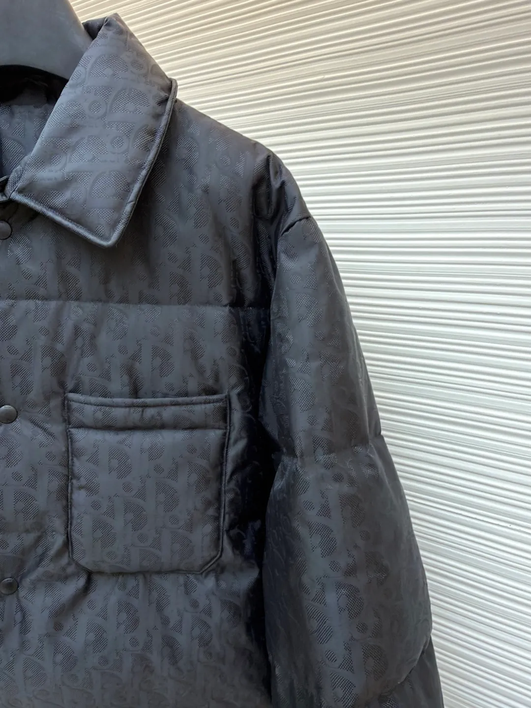 Dior Dark Pattern Jacquard All-Print Down Jacket ●Original version: Purchased and developed by 21463 ●Item number: 1681387-D15 ●Material: white duck down fabric ●Technology: jacquard production ●Color: black ●Version: fitted version ●Weight: about 865 grams ●Size: S-M-L-XL ●Description: This down jacket is made of the brand's signature jacquard fabric, with the main tone of black showing a low-key luxury texture. The lapel design is matched with a metal button placket, which makes it easy to put on and take off and enhances the layering of the style; the single patch pocket design on the front chest is both practical and beautiful. In the filling process, three-dimensional quilting technology is used to evenly fill the down in the grid partitions, ensuring warmth while creating a full and crisp silhouette. In the sewing process, the jacquard fabric has been specially treated to make the texture clear and three-dimensional, the seams are neatly and firmly routed, and the buttons are made of high-quality metal material, which is durable. From jacquard weaving to down filling, every process reflects the brand's strict requirements for craftsmanship. It integrates brand recognition, thermal insulation function and high-end clothing technology to present a luxurious item that is both fashionable and practical. The overall wiring is straight and delicate, the fabric is comfortable and soft, and the color is consistent without color difference. It can be matched with the same style to create a fashionable look and control various occasions. Customized accessories, complete with three standards, same style for men and women!